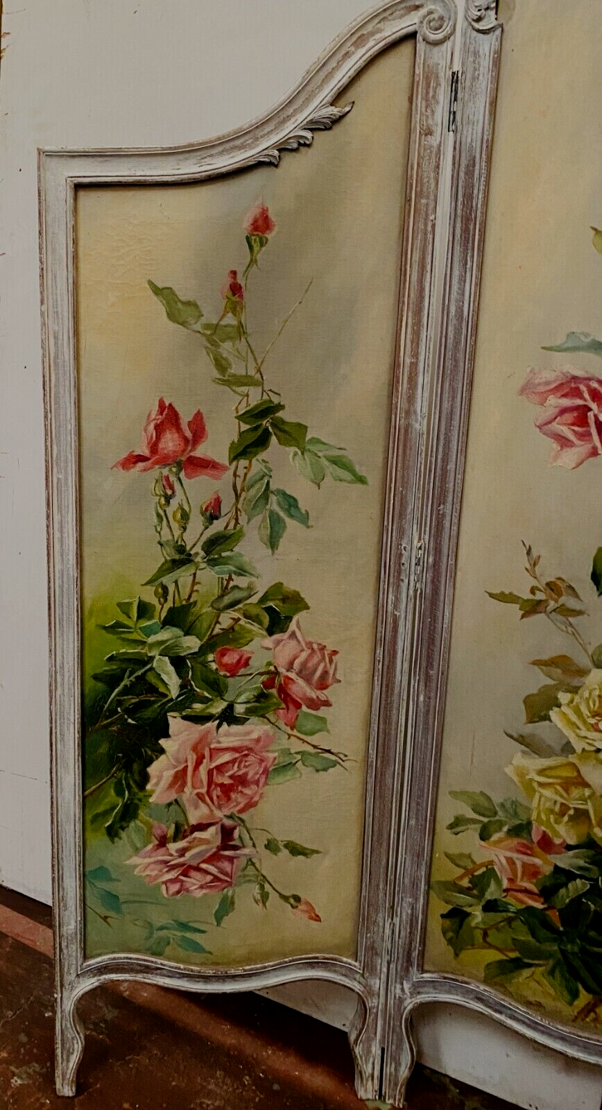 Screen has three Louis XV style panels in patinated wood XX century