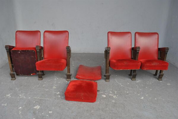 Série de 5 fauteuils de théâtre skaï rouge et fonte patinée