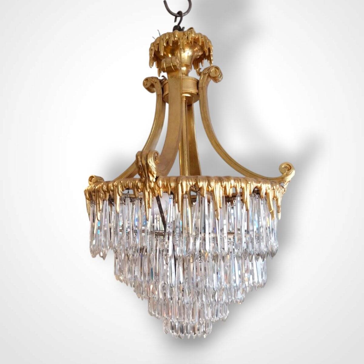 Golden bronze chandelier with crystal pendants, 19th century.