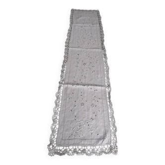 Ancien grand centre de table brodé 150cm x 35cm
