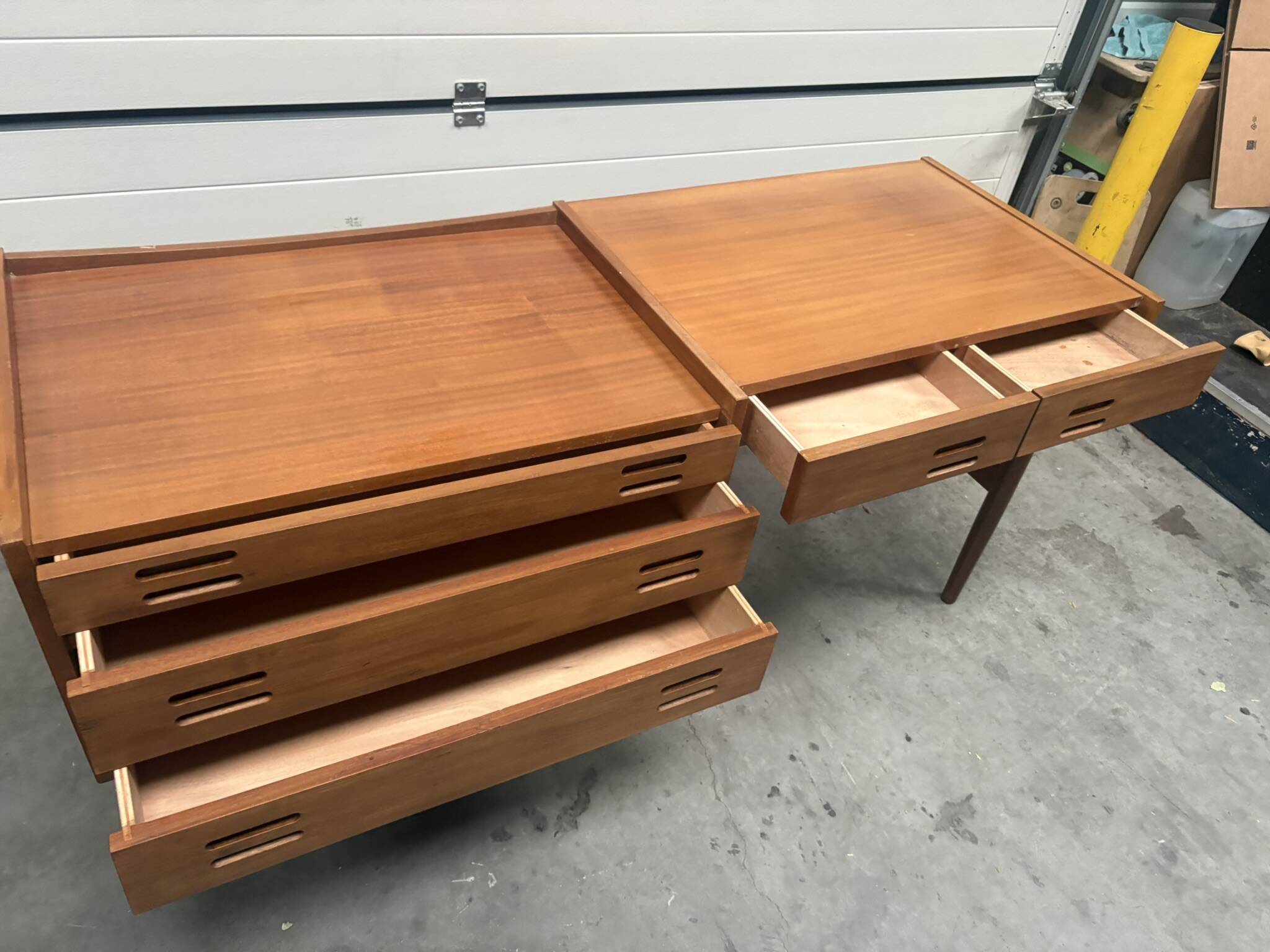 Bureau Scandinave midcentury à caisson et finition acajou