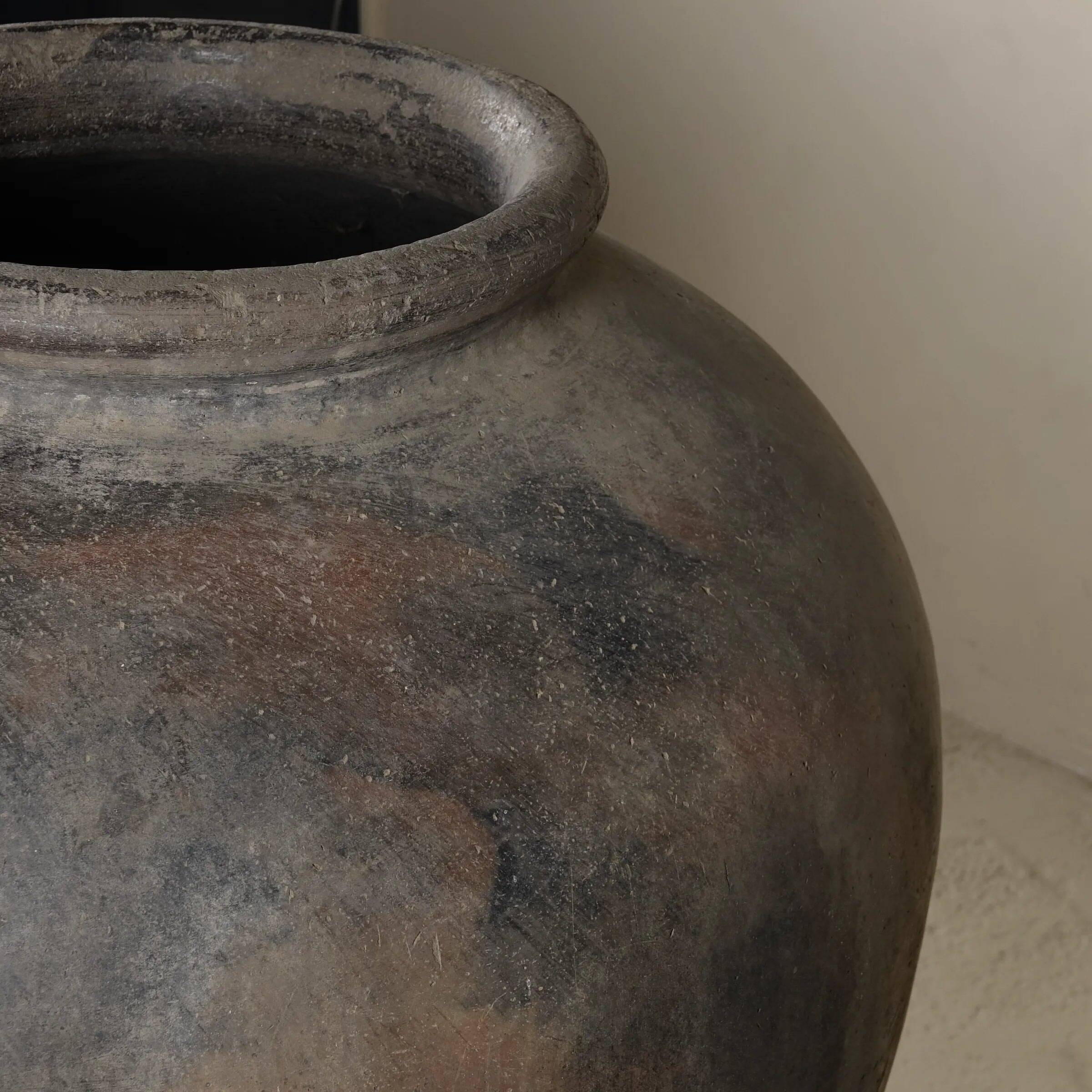 Anaaj - Large Indian terracotta jar no. 1