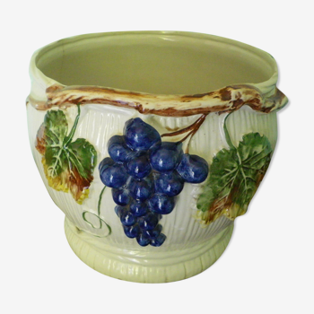 Pot de fleurs en céramique aux décors en barbotine