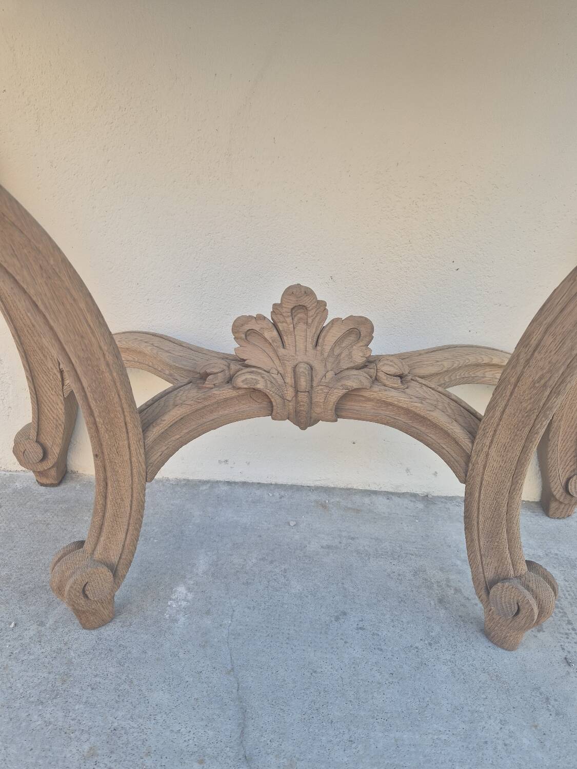 Louis XV curved console in solid oak, 18th century, decorated