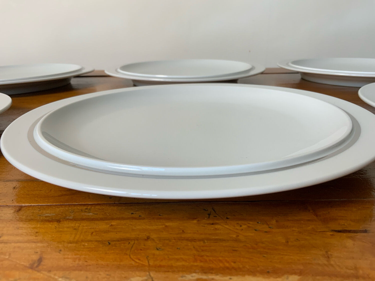 White and silver plates
