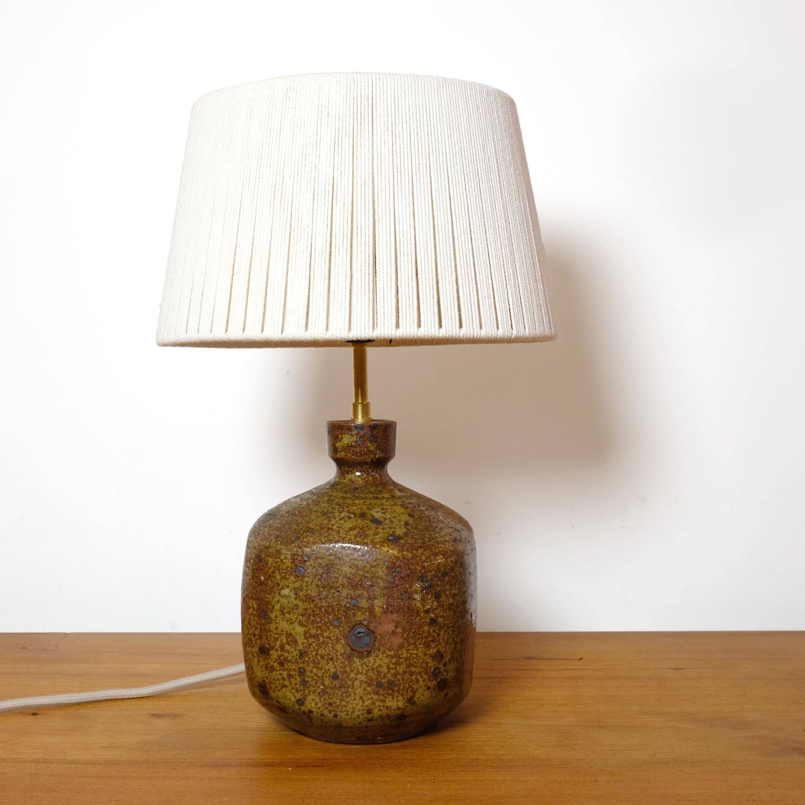 Lampe en grès quadrangulaire et son abat-jour en corde.