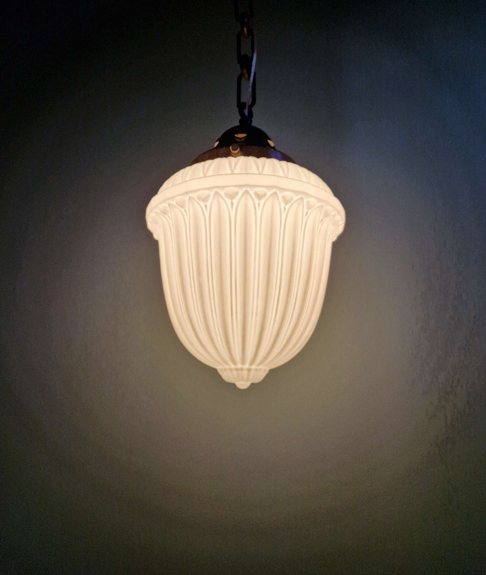 Art Deco suspension in pressed white opaline, 1920-30.