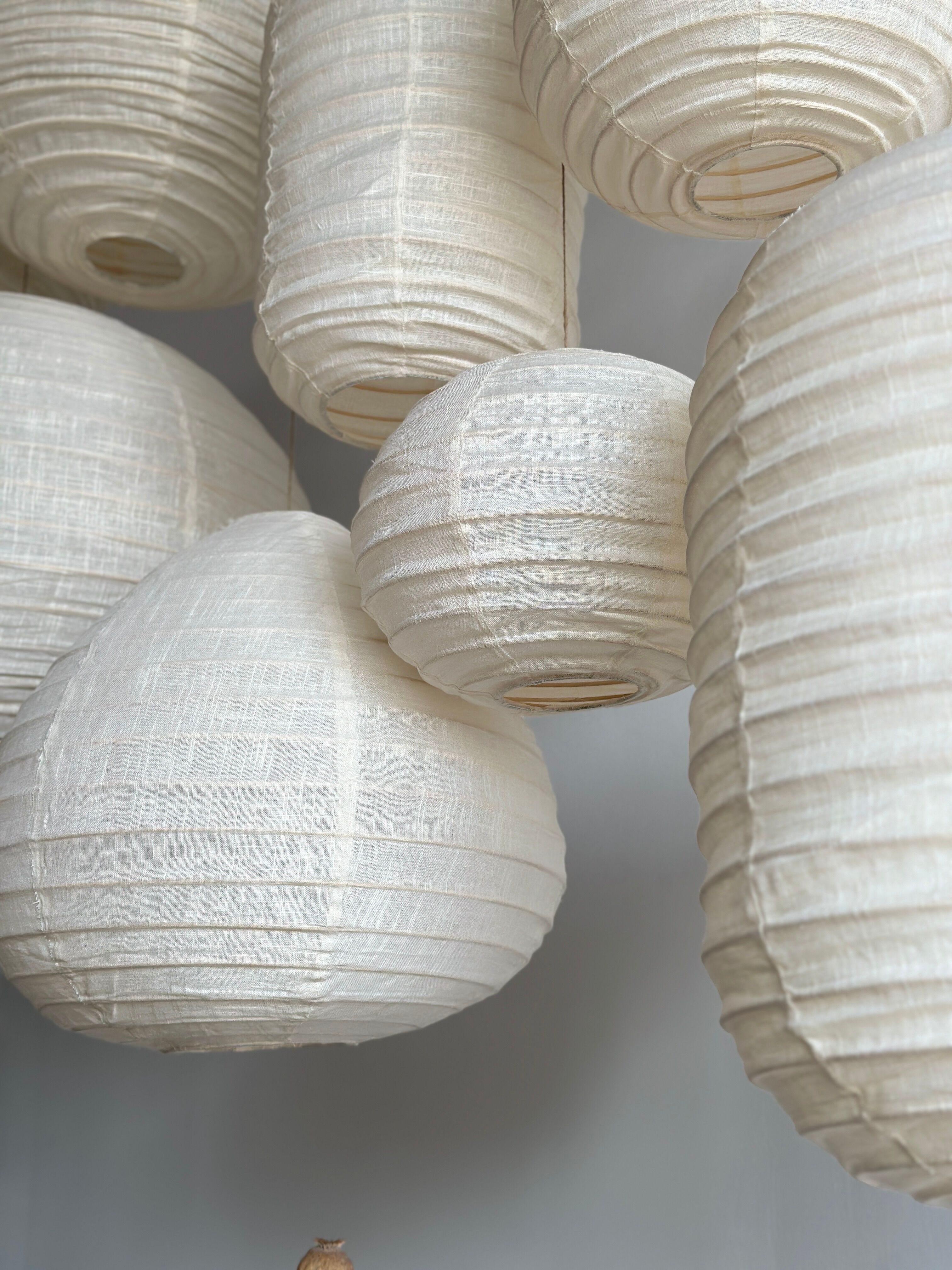 Suspension in rattan and natural japanese linen in the shape of a drop