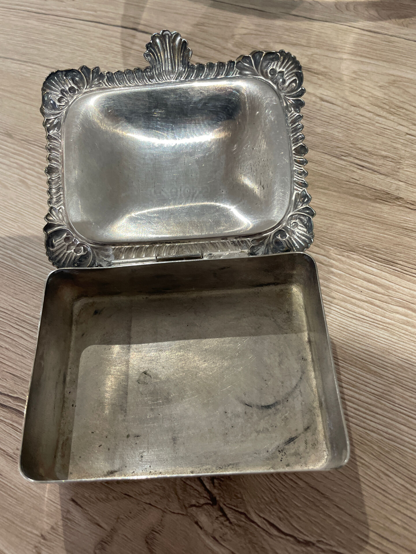 Boîte métal argenté