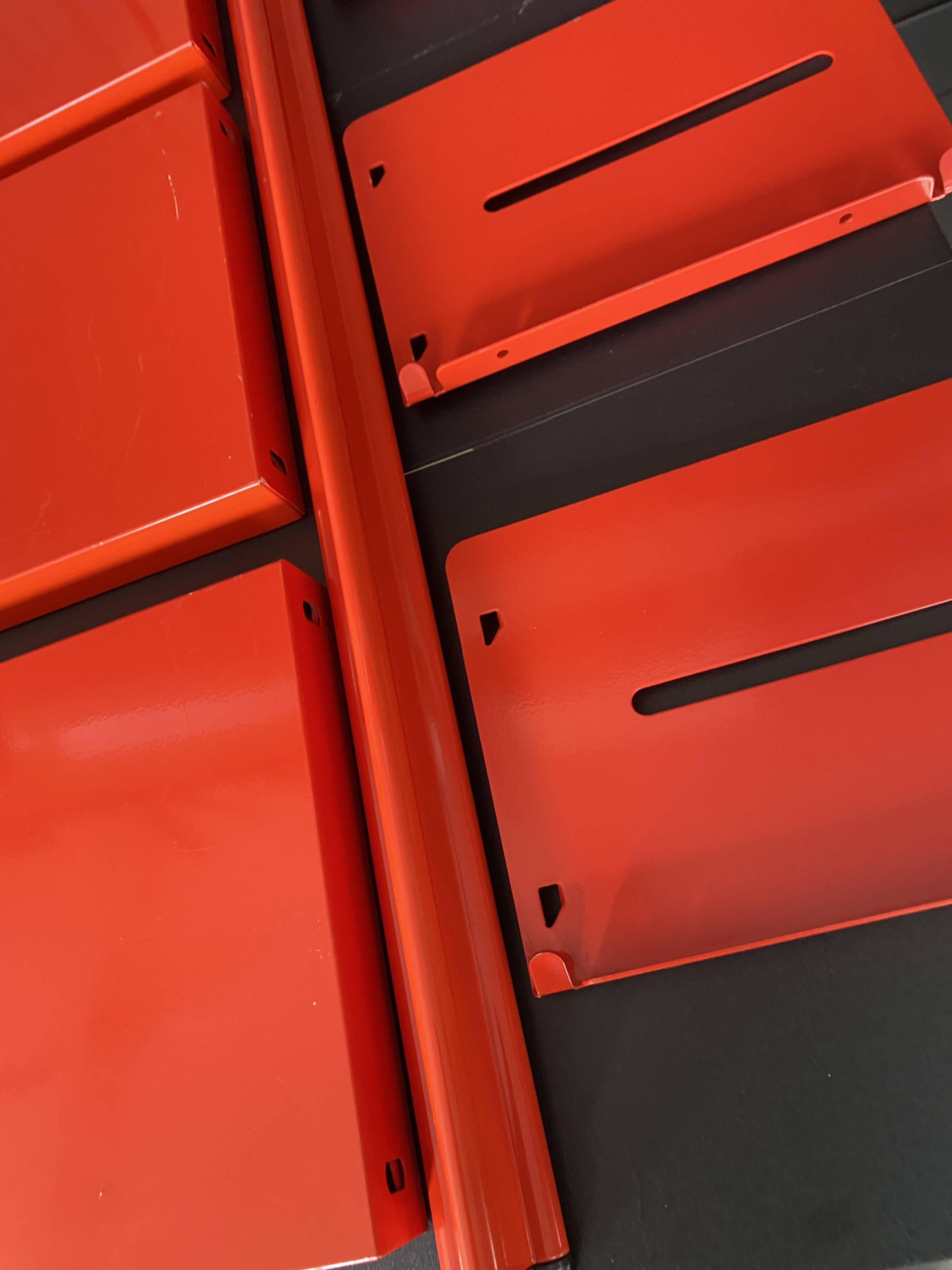Modular red metal wall shelf in Congresso Lips Vago style.