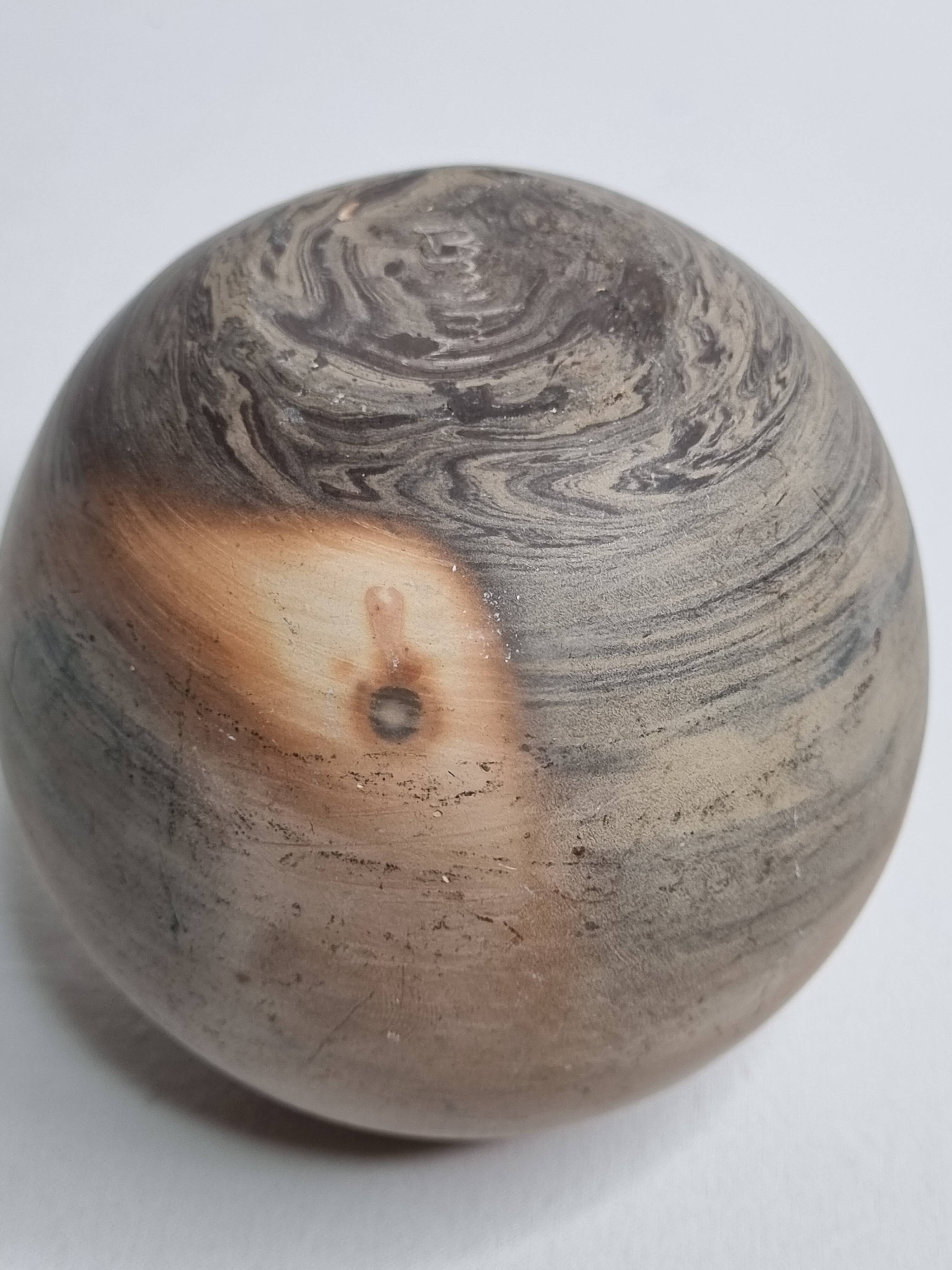 Round ceramic vase with raw finish, smoked firing, signed, late 20th century, 11 cm.