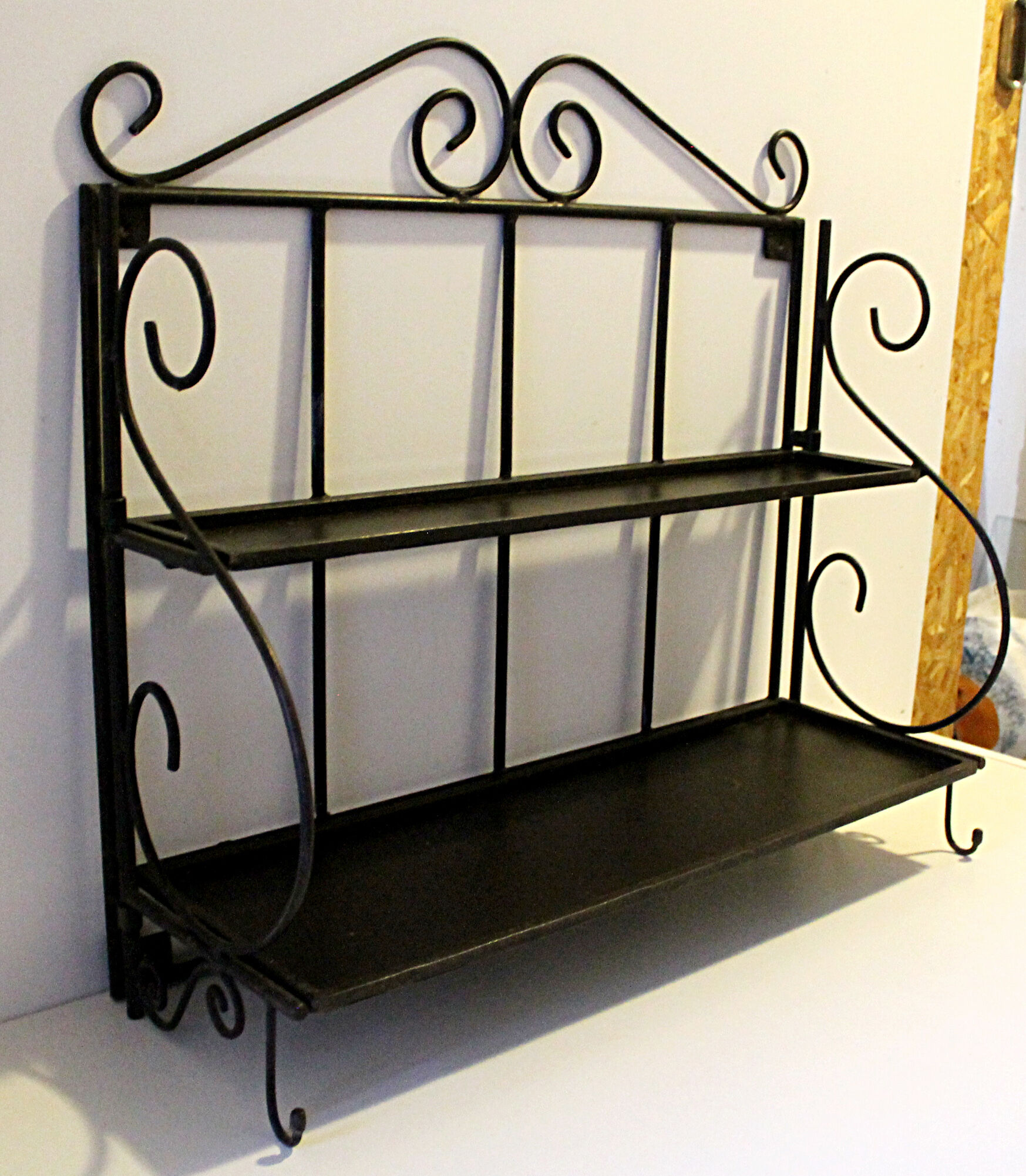 Wall-mounted or table-mounted wrought iron shelf