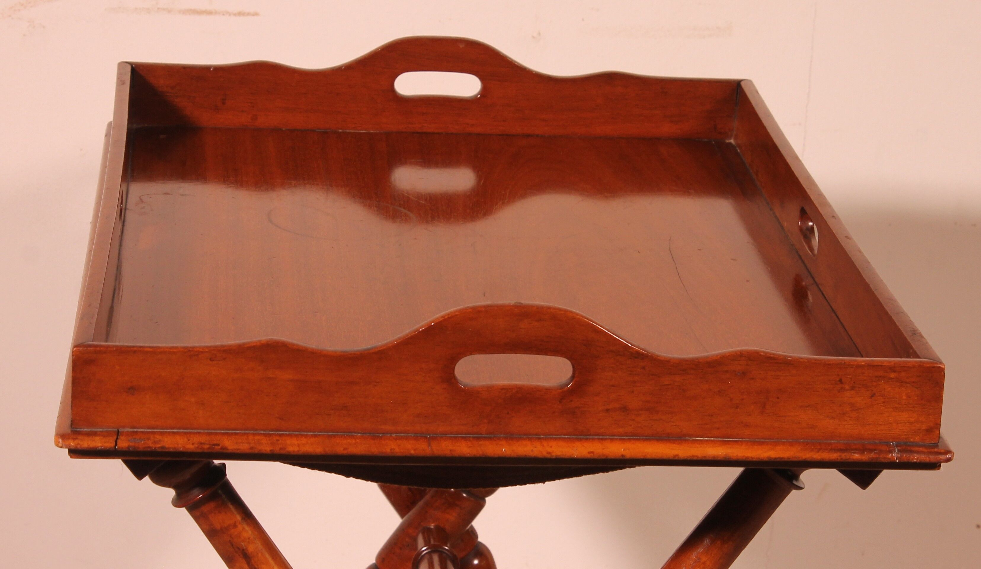 Servant Butler Tray in solid mahogany from the early 19th century.