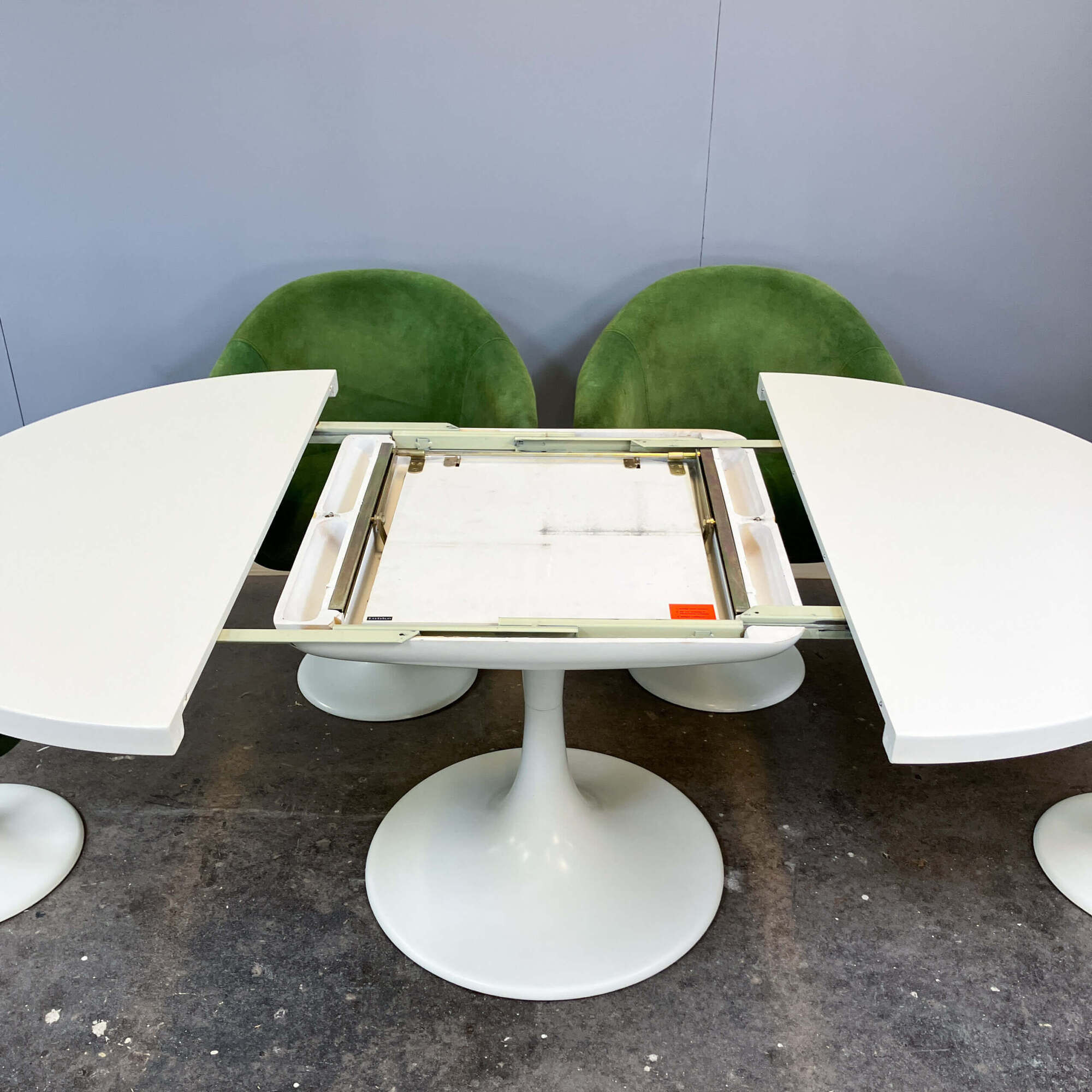 Icône du design de l'ère spatiale : table à manger 'Set-Line' par K. Schäfer pour Lübke, années 1960.