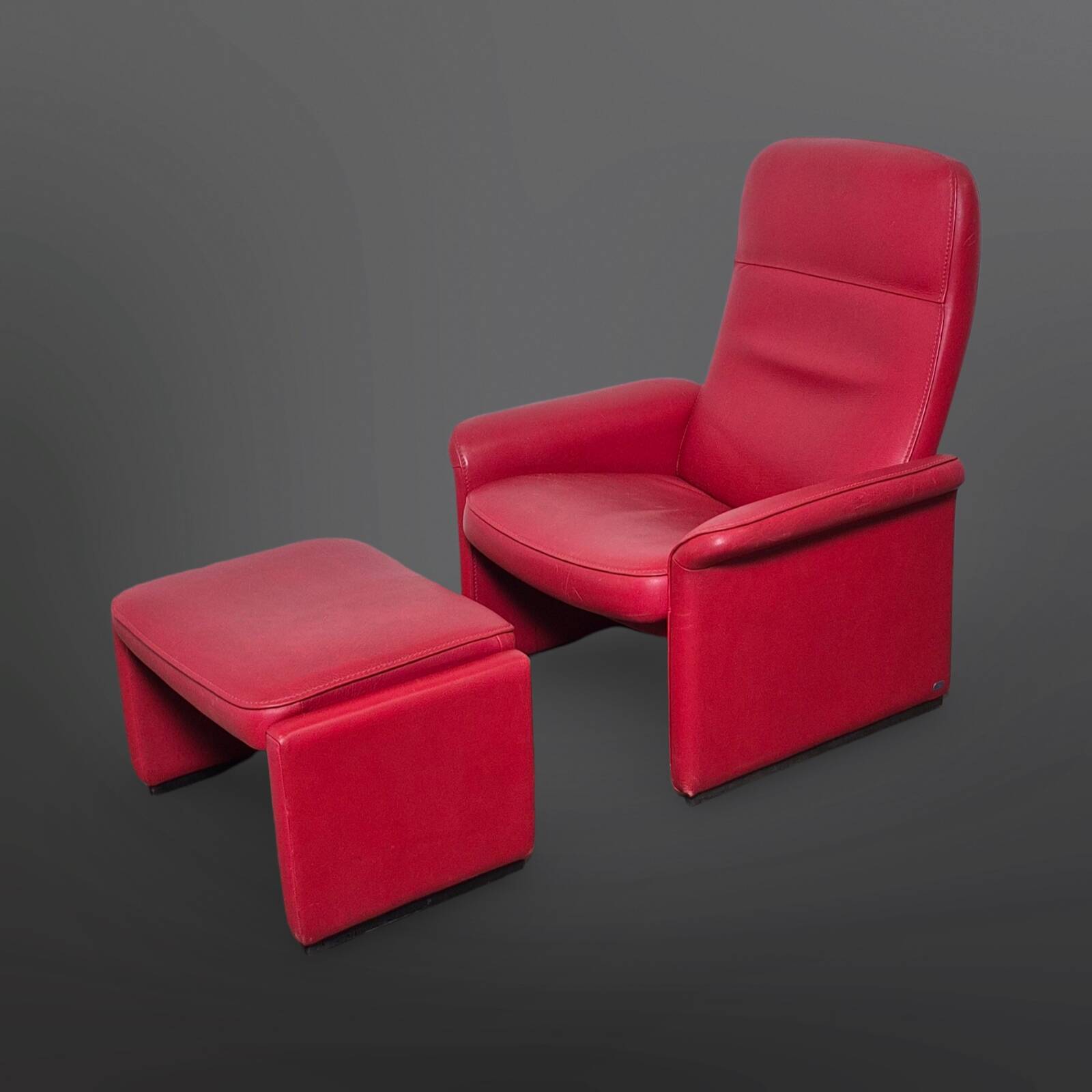 Desede DS50 avec pouf en cuir rouge, Suisse années 1980.