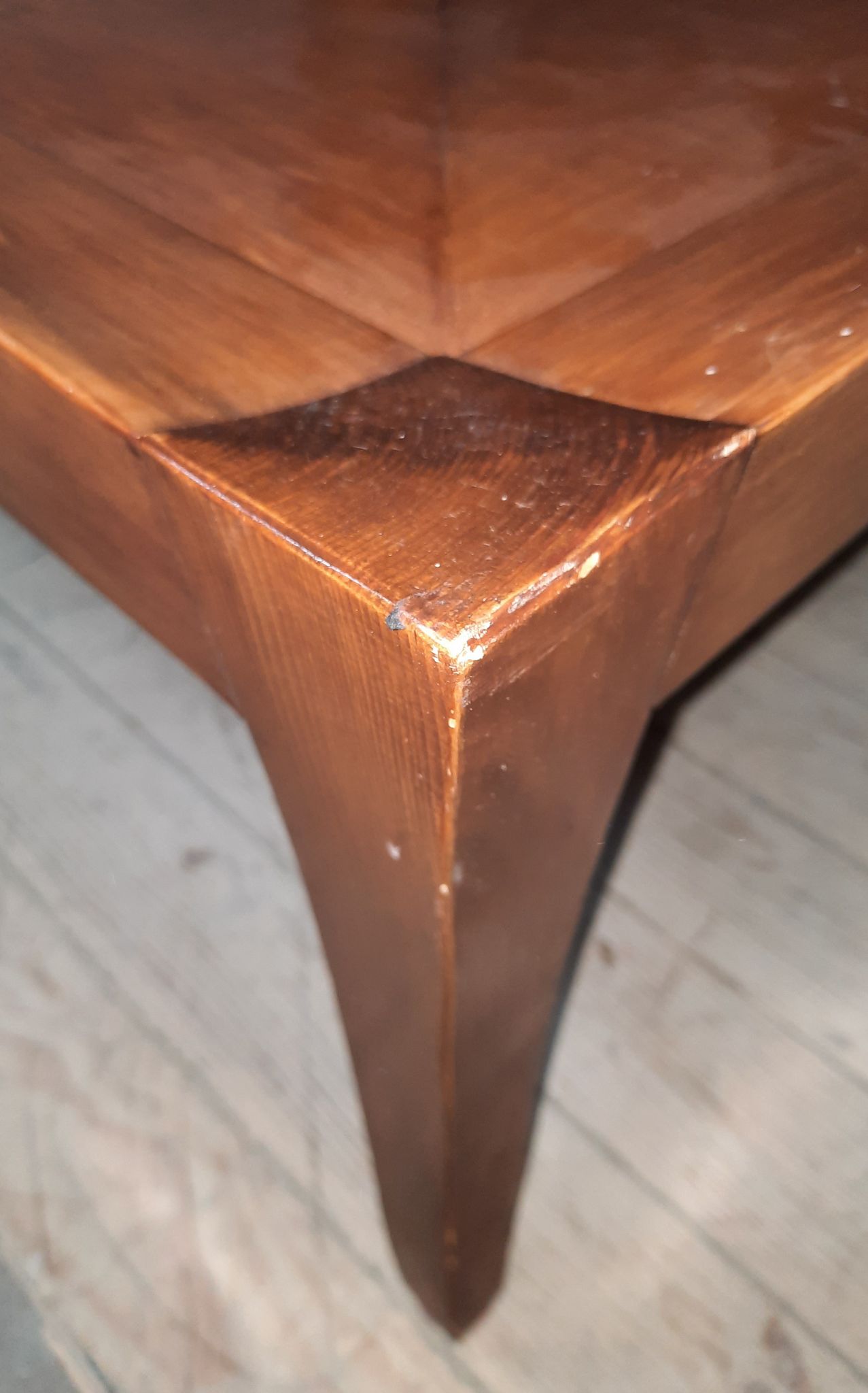 Table basse carrée en bois de plaquage