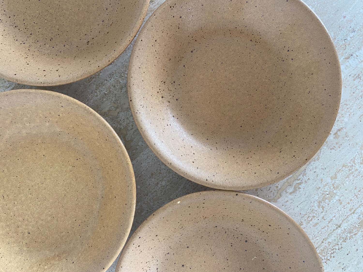 4 hollow plates in speckled stoneware