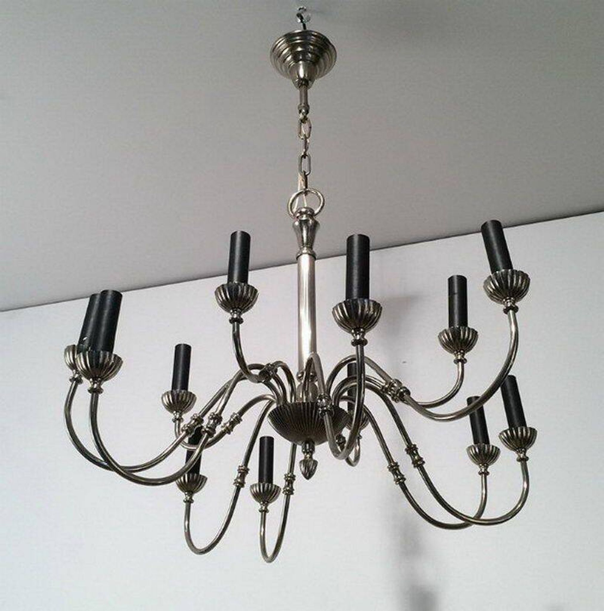 Lustre de style néoclassique en métal argenté à 12 bras de lumière