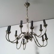 Lustre de style néoclassique en métal argenté à 12 bras de lumière