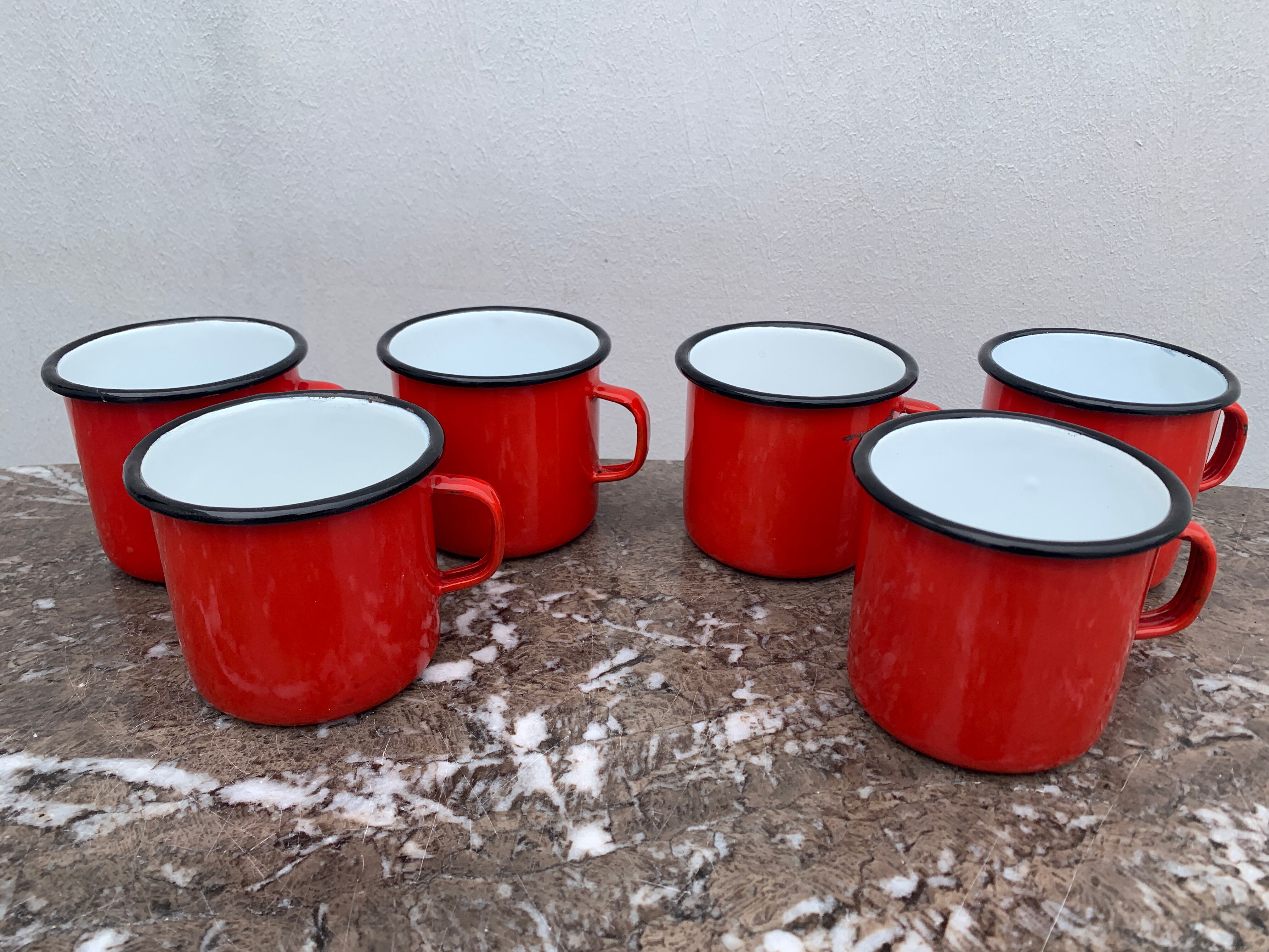 6 tasses en tôle émaillée