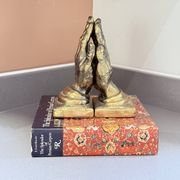 Paire de serre-livres vintage en bronze formant mains en prière dorées