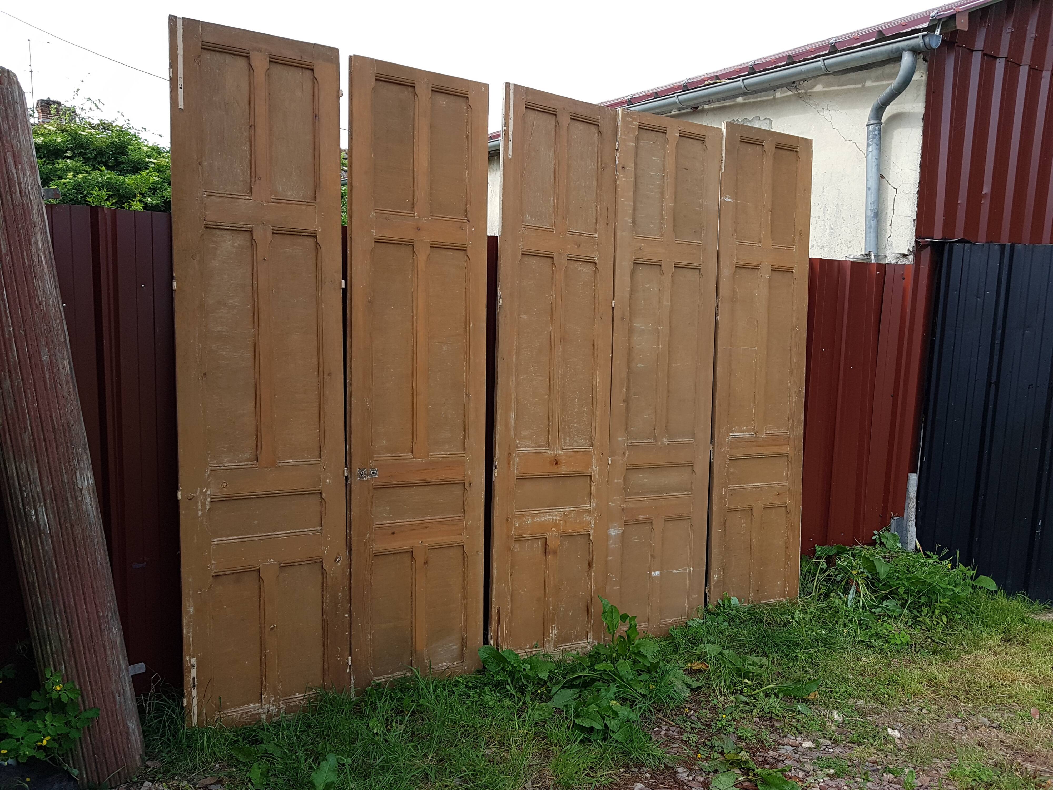 Lot de 5 anciennes boiseries en pin ou portes de séparation