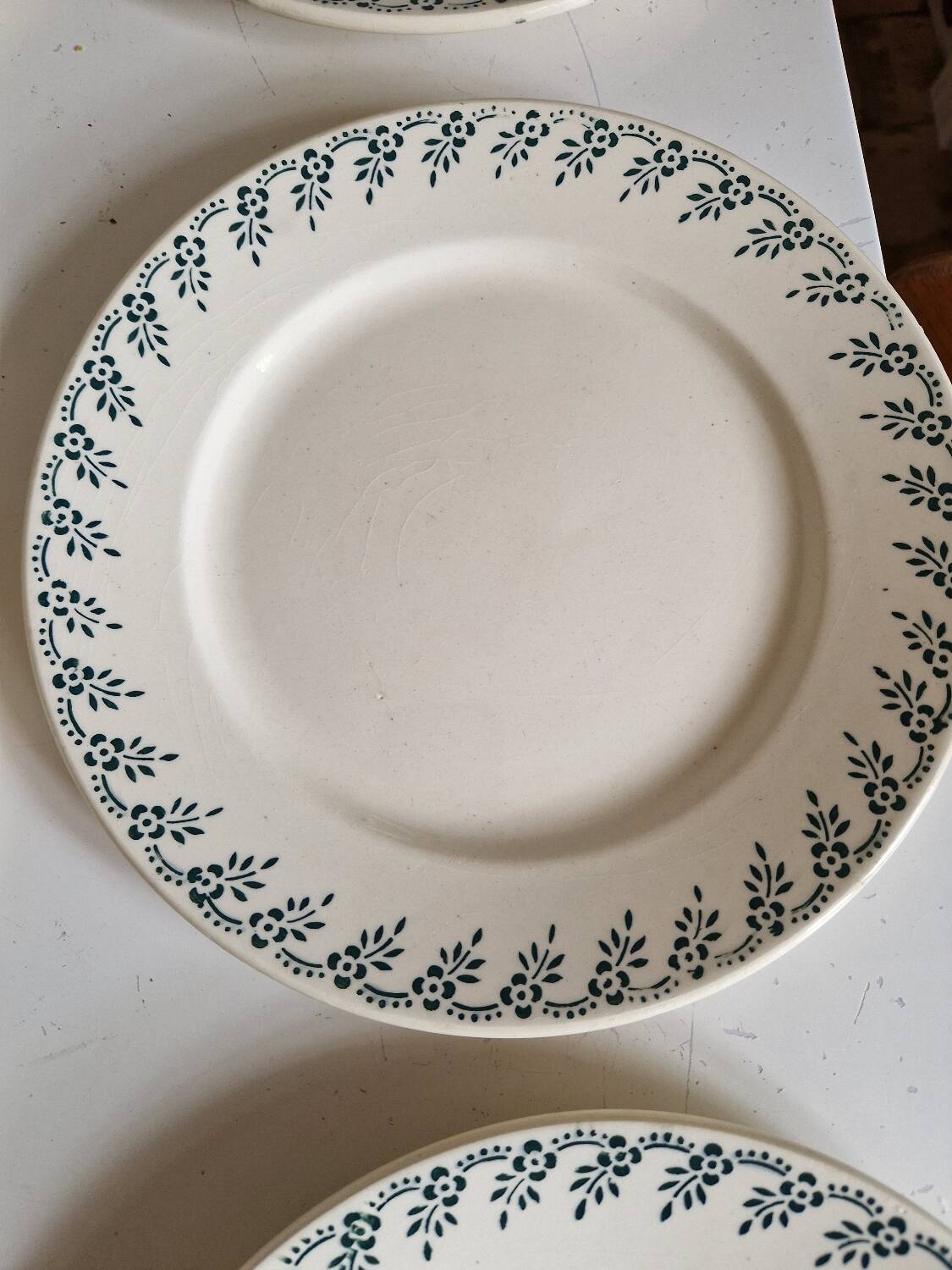12 assiettes plates Choisy le Roi en terre de fer modèle 1212