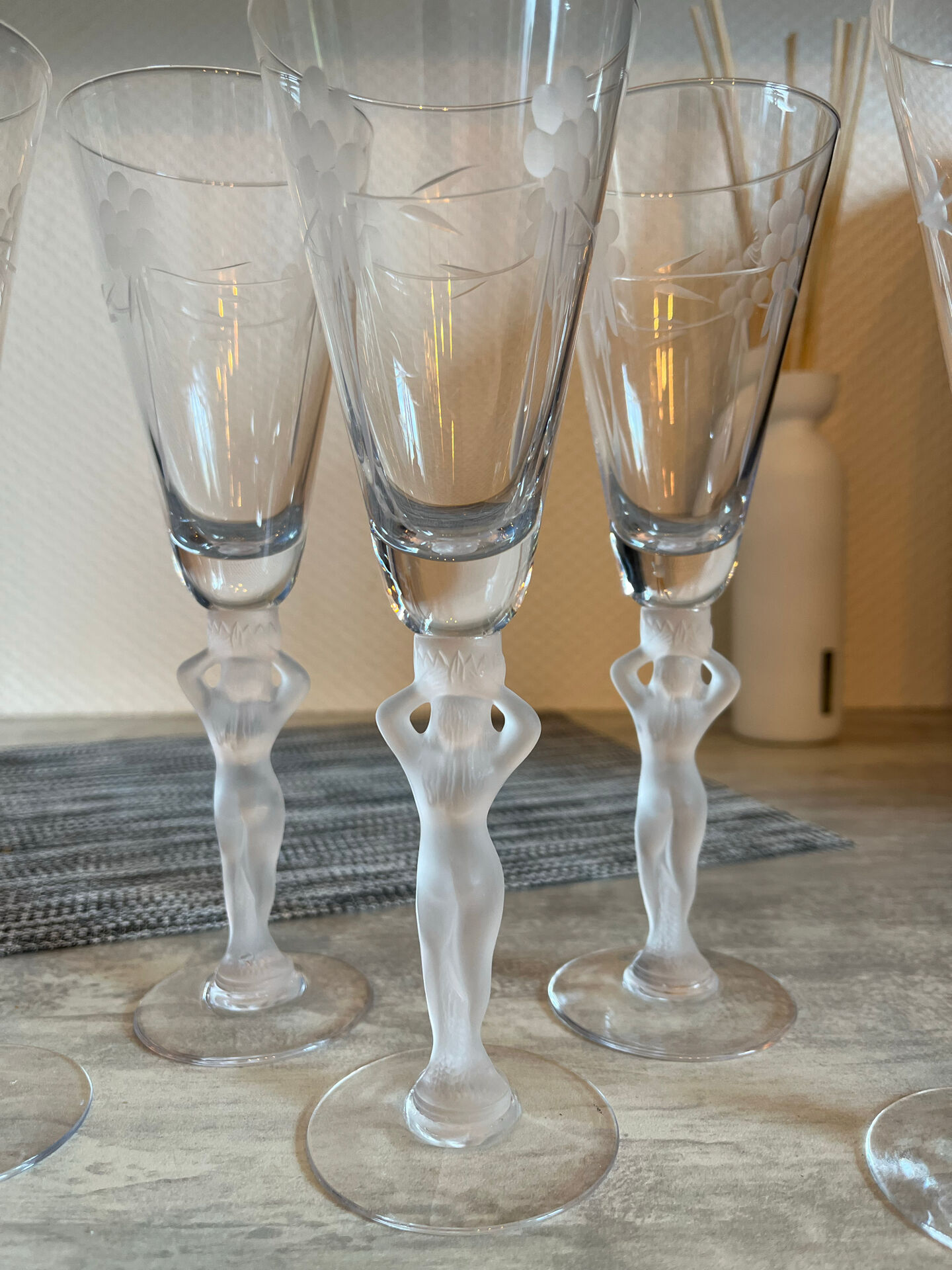 Service de 12 verres à pied sculptural féminin