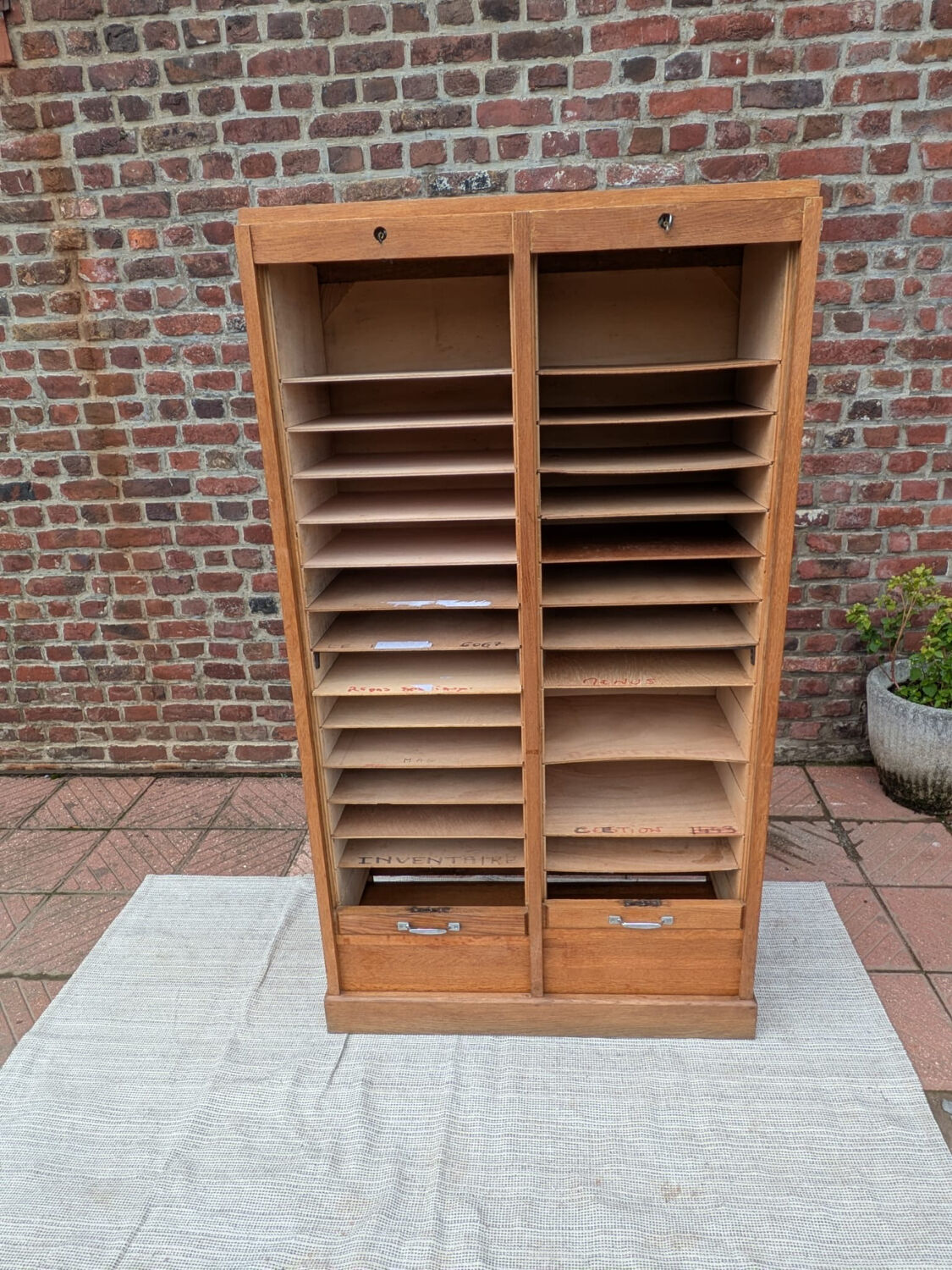 Curtain-top filing cabinet