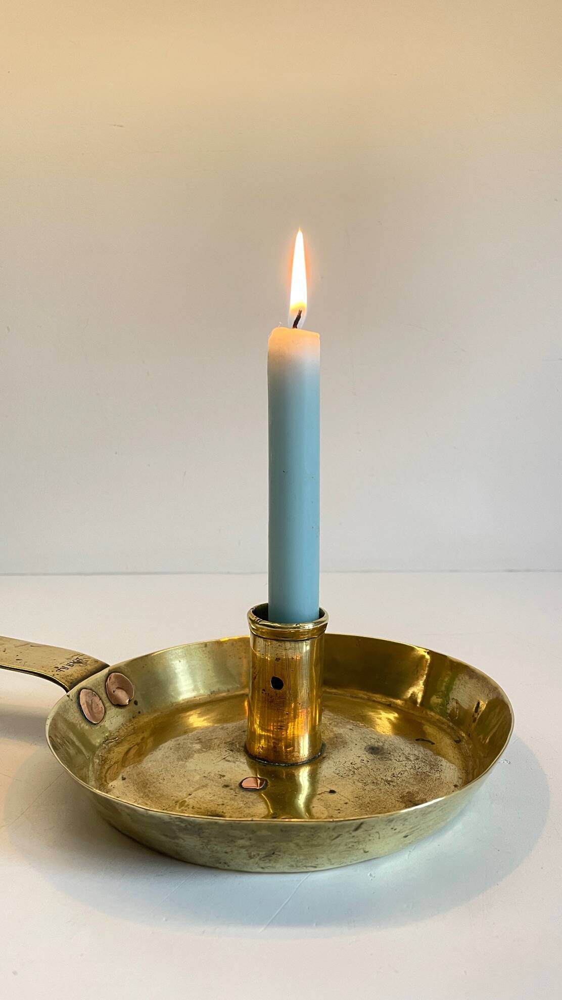 LOW HAND BRASS CANDLESTICK ANTIQUE