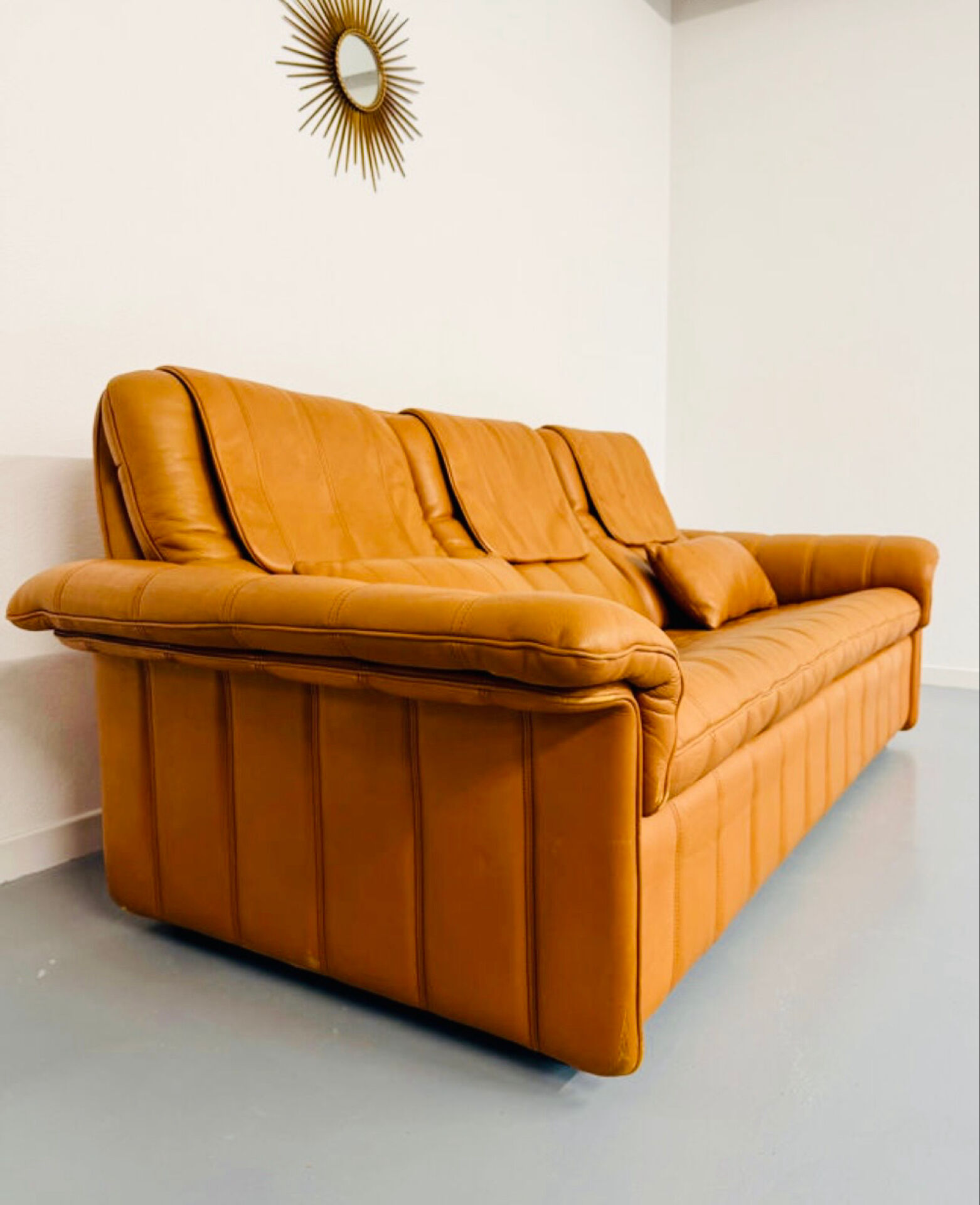 Ancien Canapé 3 places De Sede en cuir épais cognac design années 70