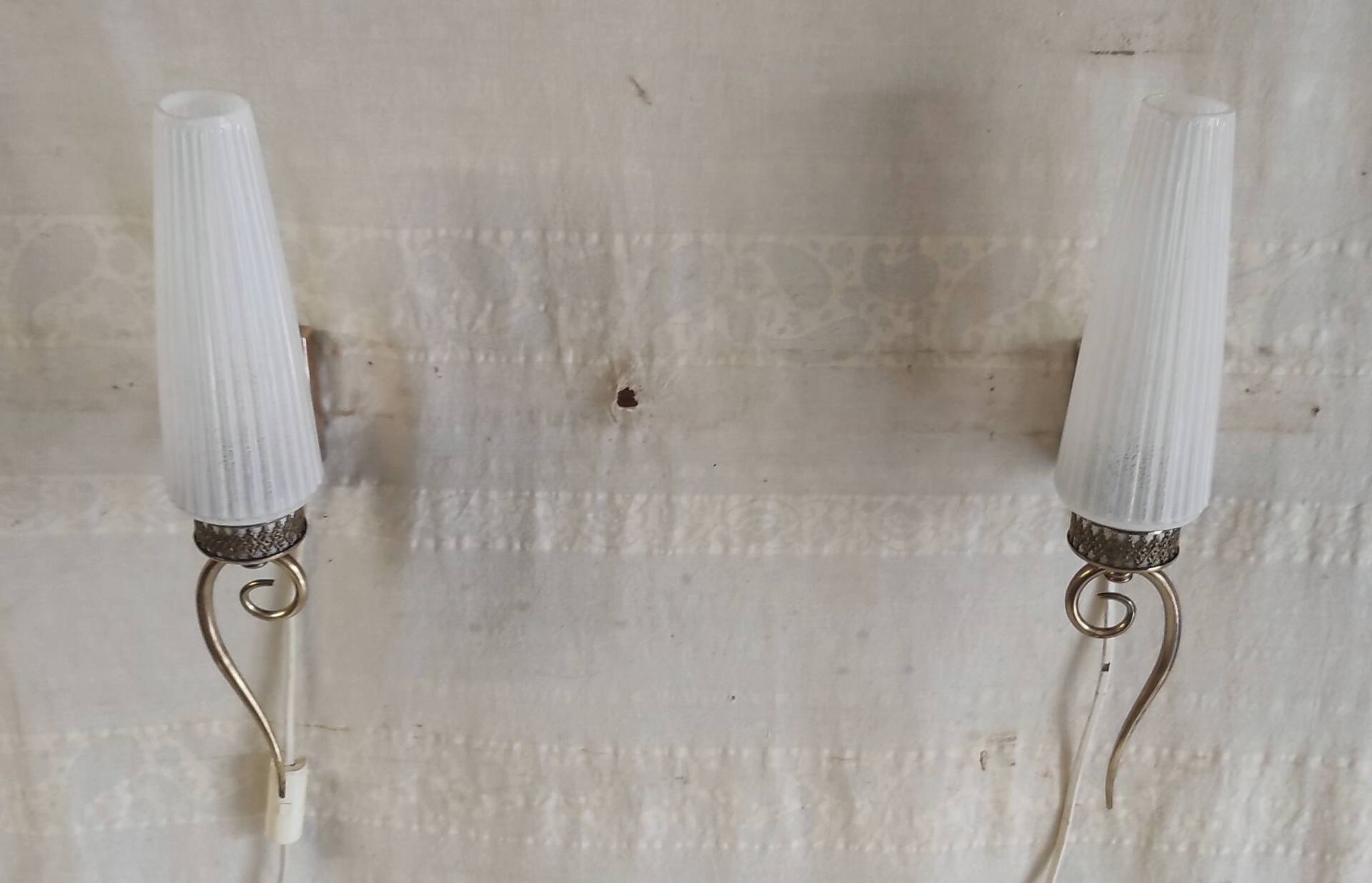 Appliques modernistes en laiton et opaline - mid. XXeme