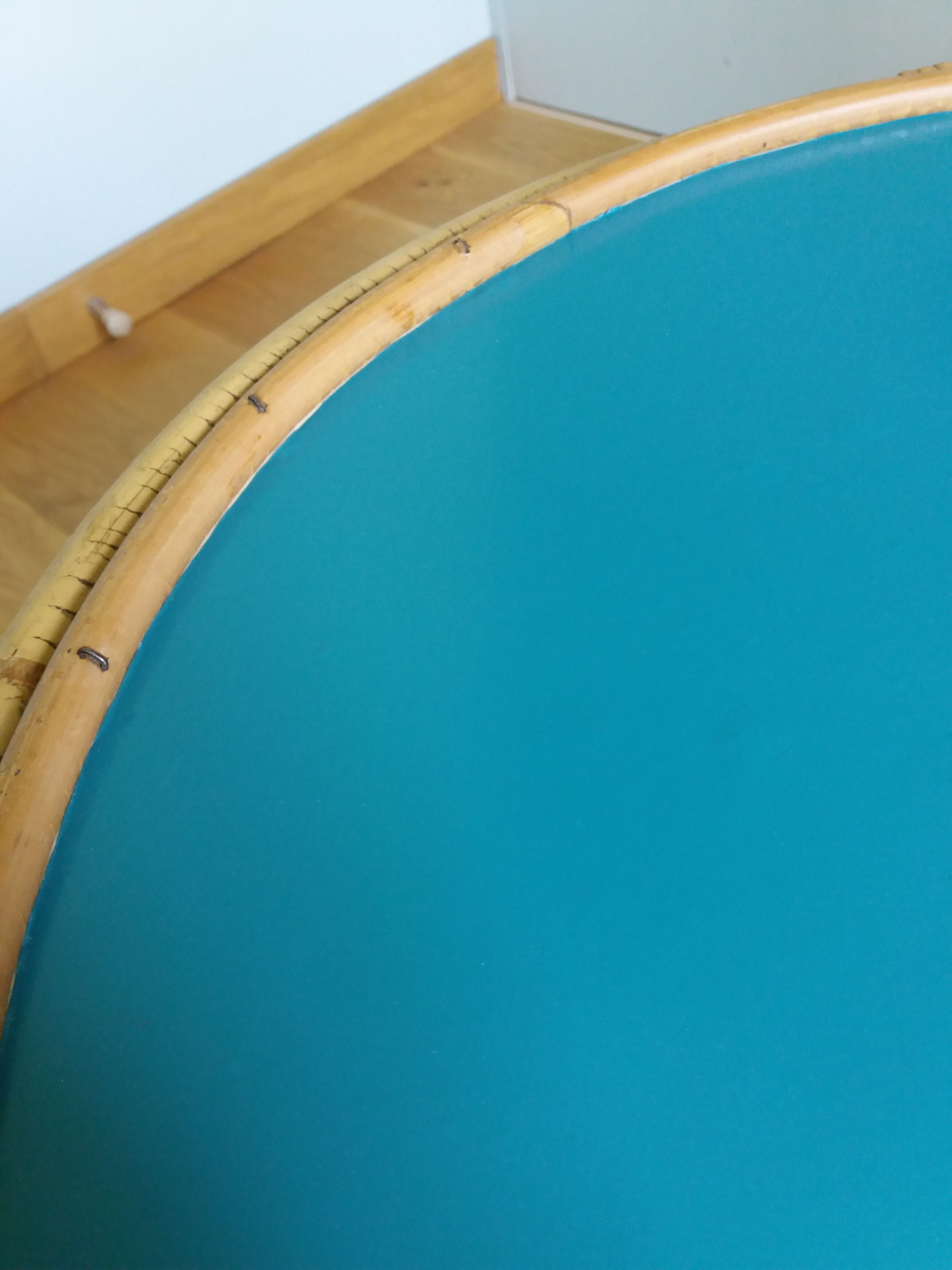 Table basse ronde en rotin et métal revisitée