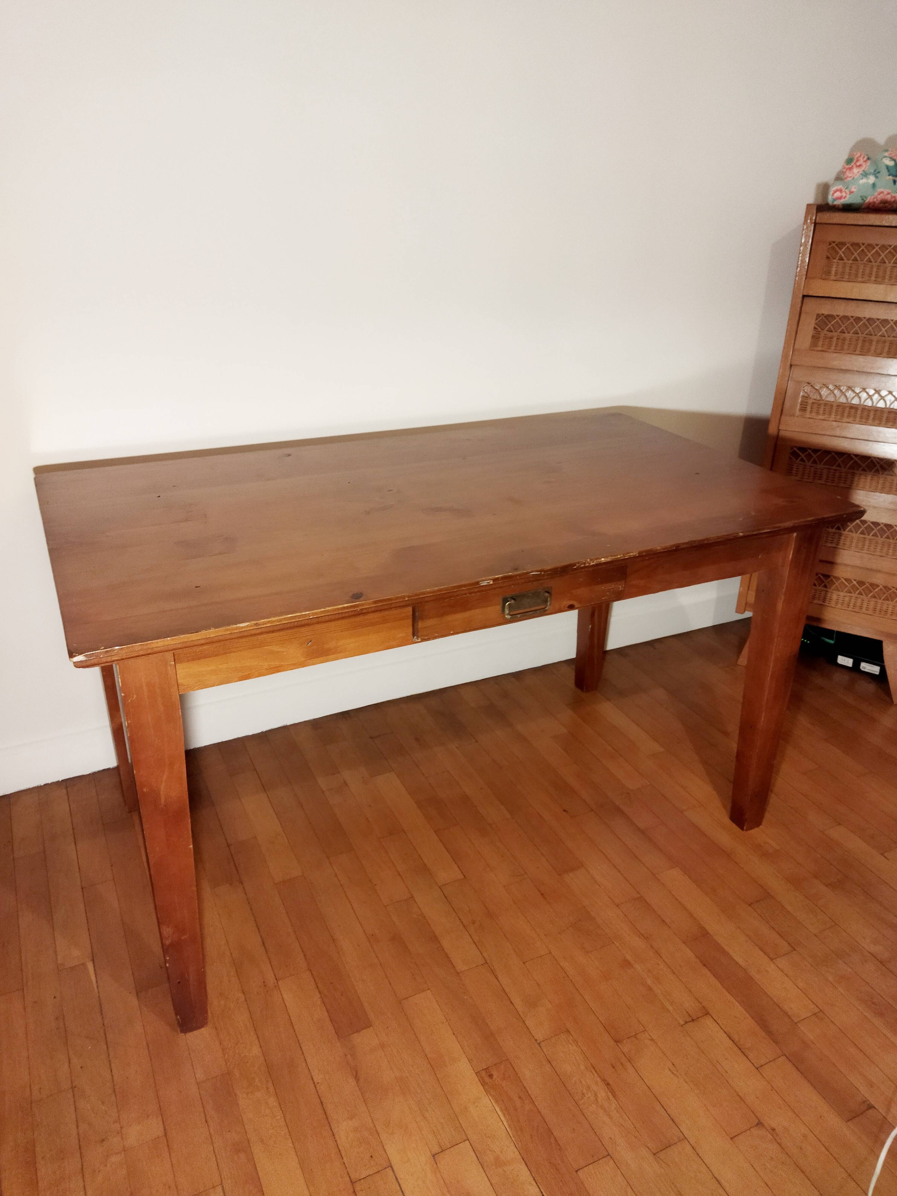 Table feet spindles