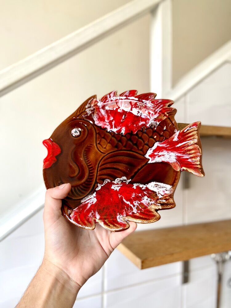 Enamelled ceramic fish cup