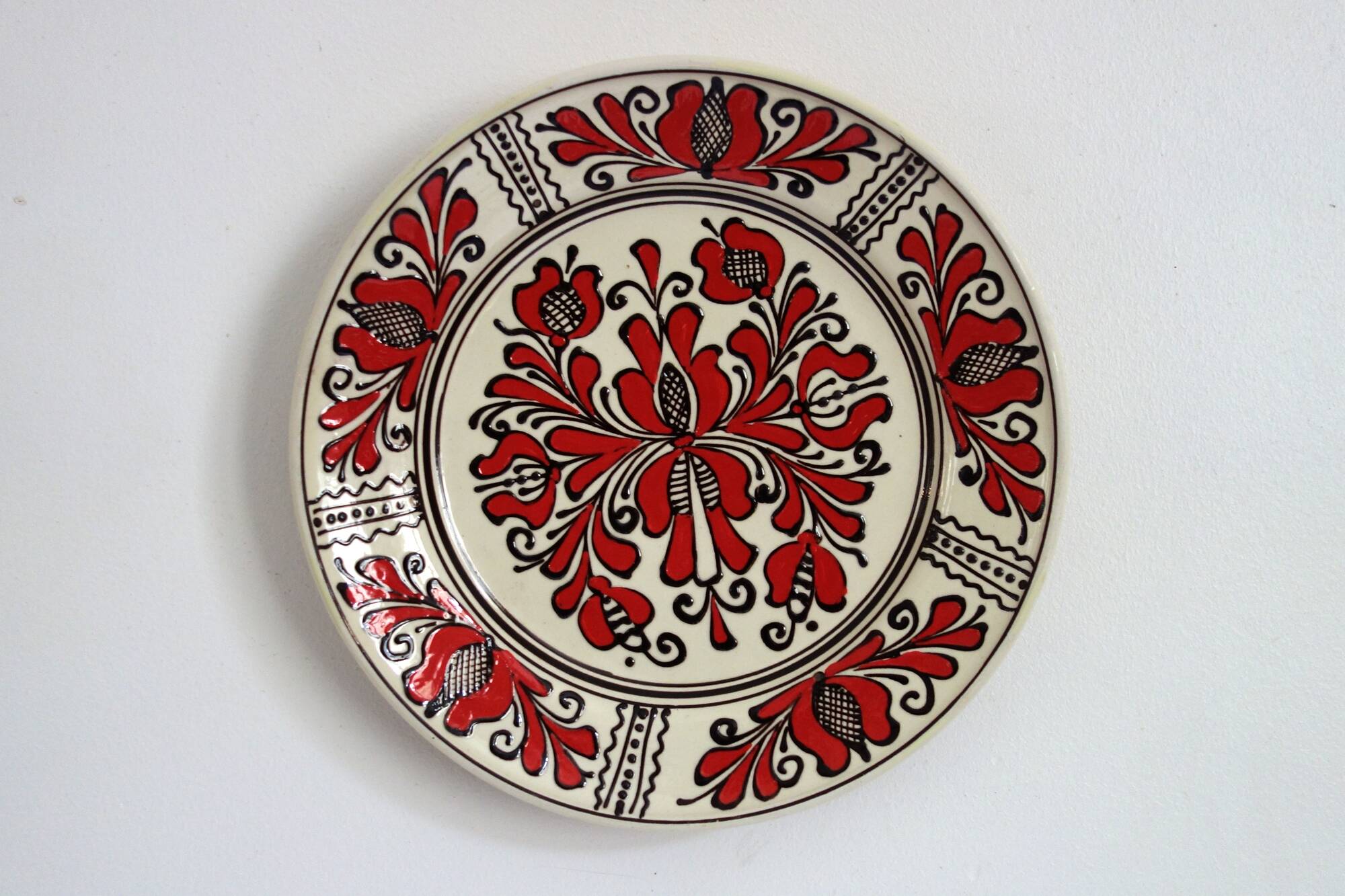 Small ceramic wall plate signed Korond, Hungary
