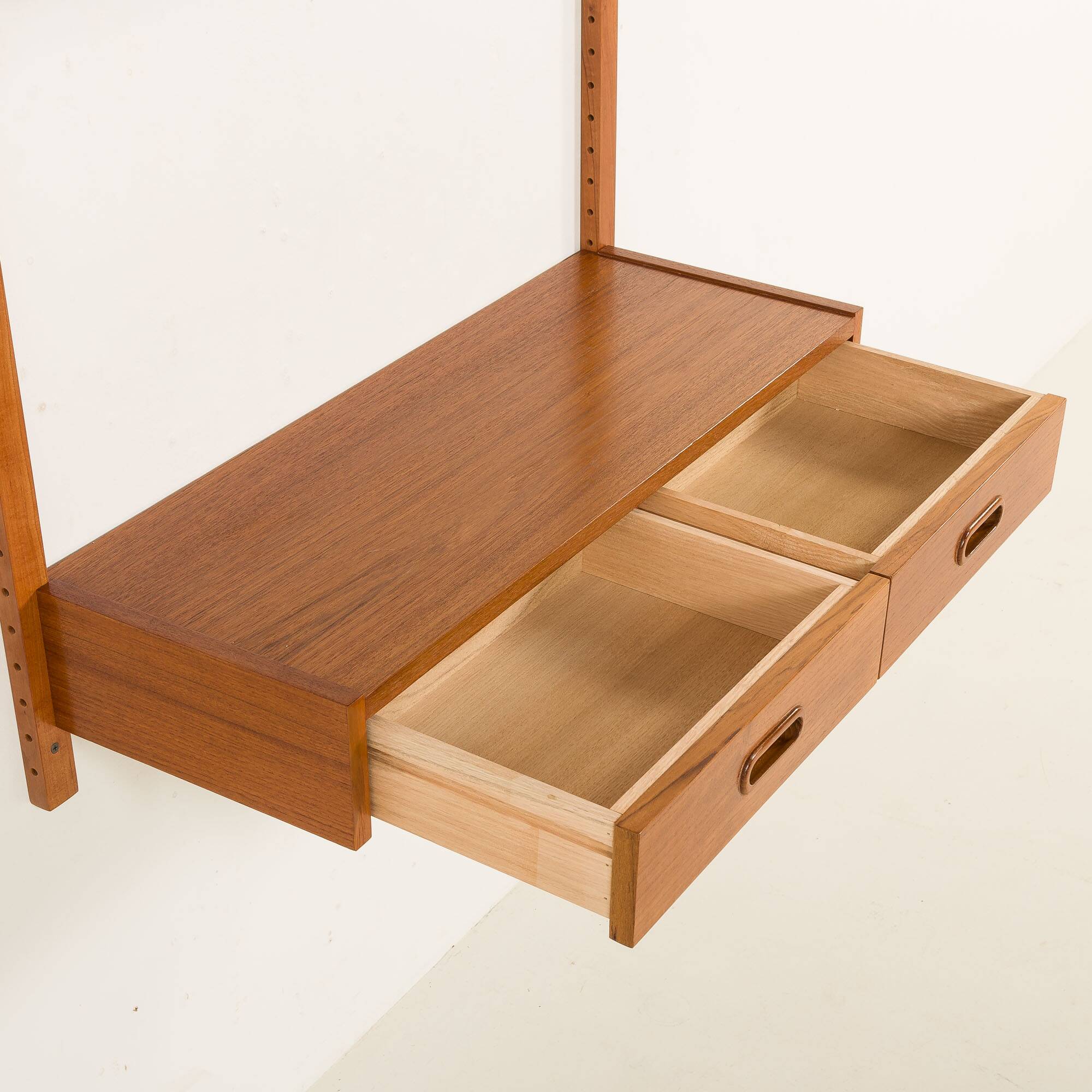 Étagère en teck scandinave des années 1970 avec un console.