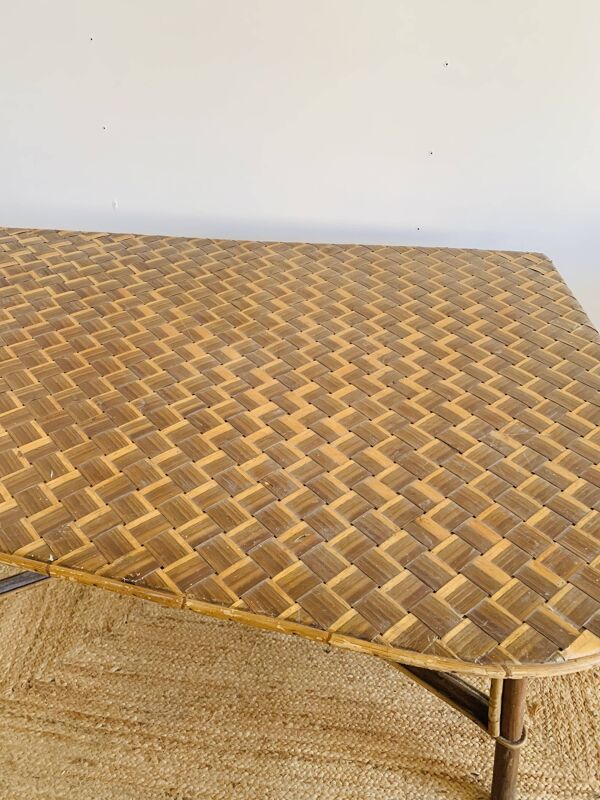 Grande table en rotin de forme libre