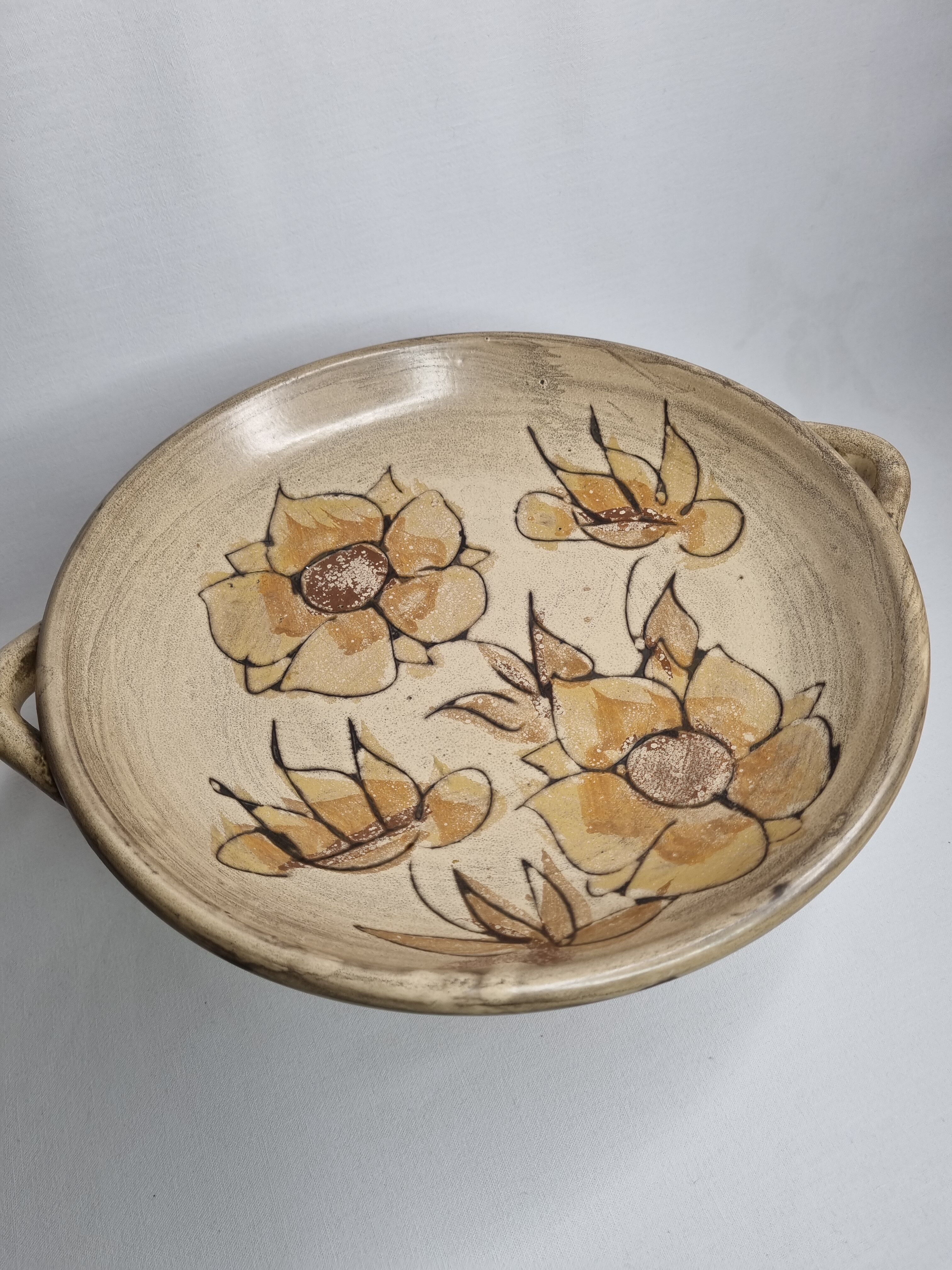 Plat de présentation sur piédouche en céramique émaillée, Vallauris, 34 cm
