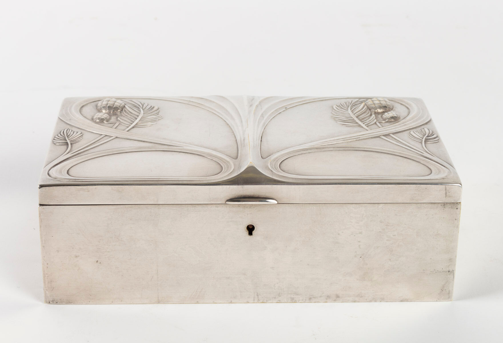 Art nouveau style box in silver metal, interior in satin, 1910