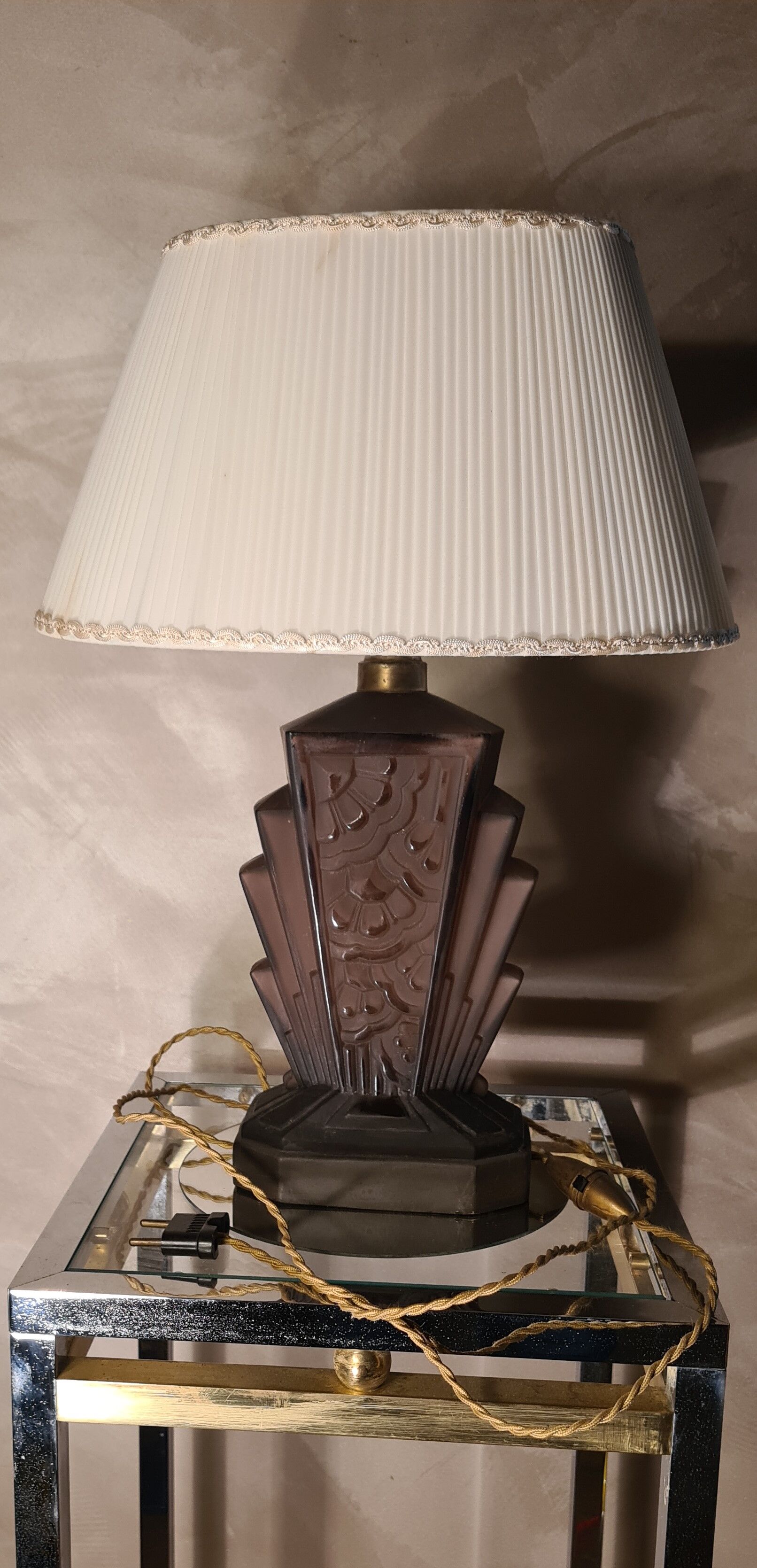 Large Art Deco lamp in V opaque molded glass, 46x33 in its juice,