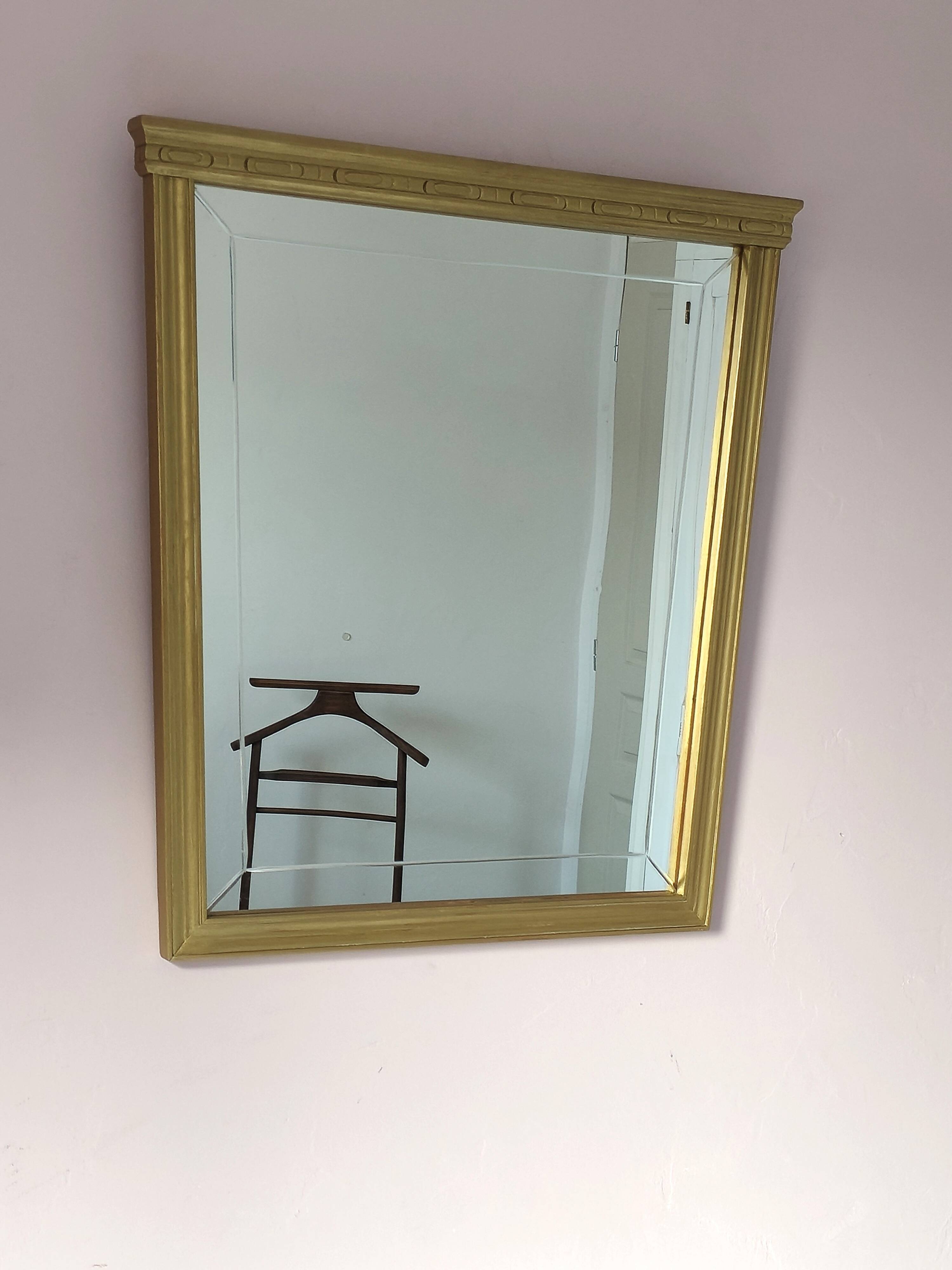 Miroir en bois doré, de forme organique avec une glace biseauté