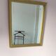 Miroir en bois doré, de forme organique avec une glace biseauté
