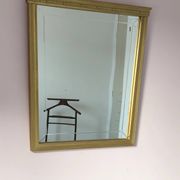 Miroir en bois doré, de forme organique avec une glace biseauté
