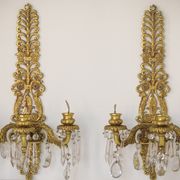 Deux appliques murales en bronze et en verre coupé