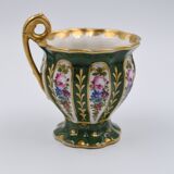 Très grande tasse en porcelaine de Limoges décor de fleurs fond vert fait main signée