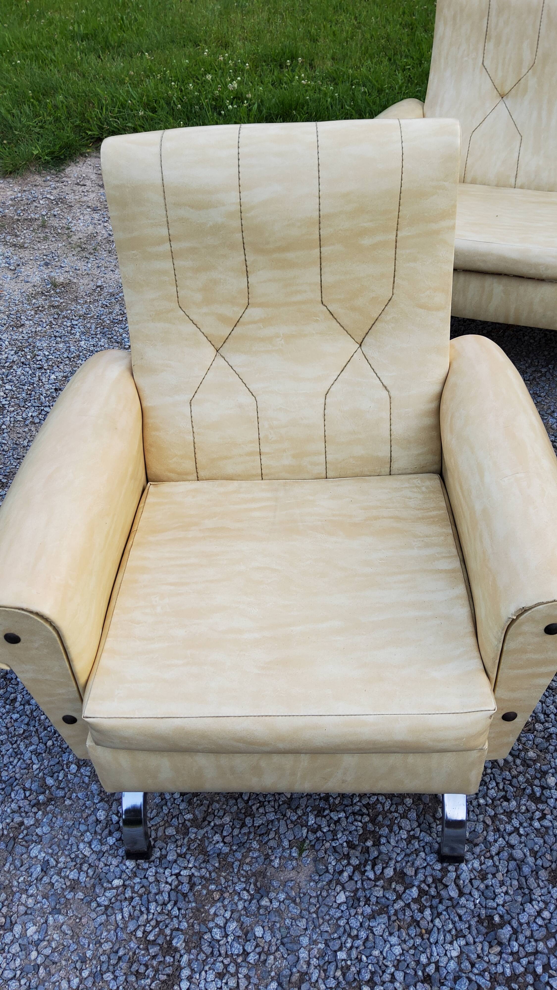 Fauteuils et canapé des années 60/70 en moleskine et piètement chromé sur ressorts