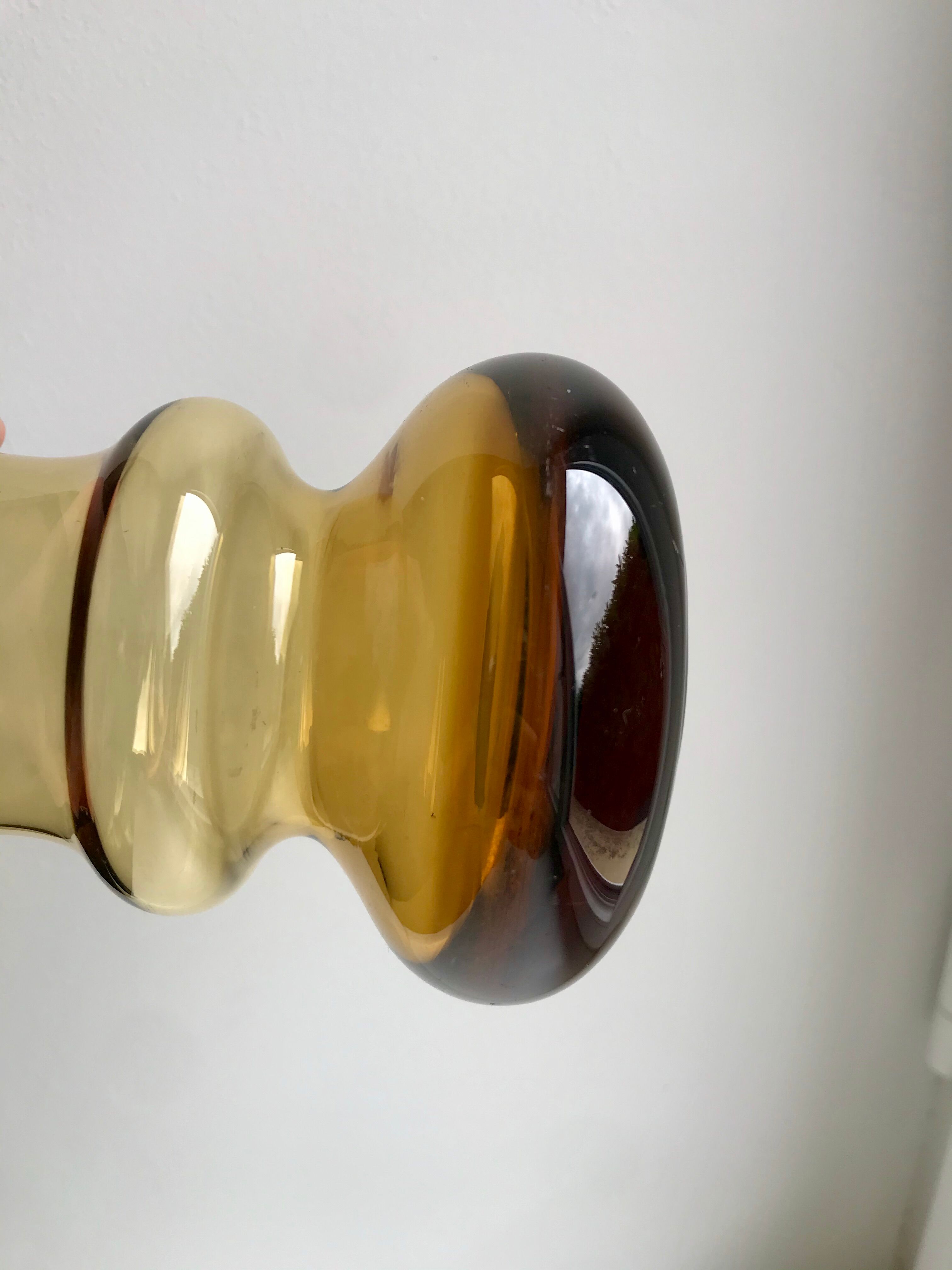 Vase diabolo en verre ambré années 70