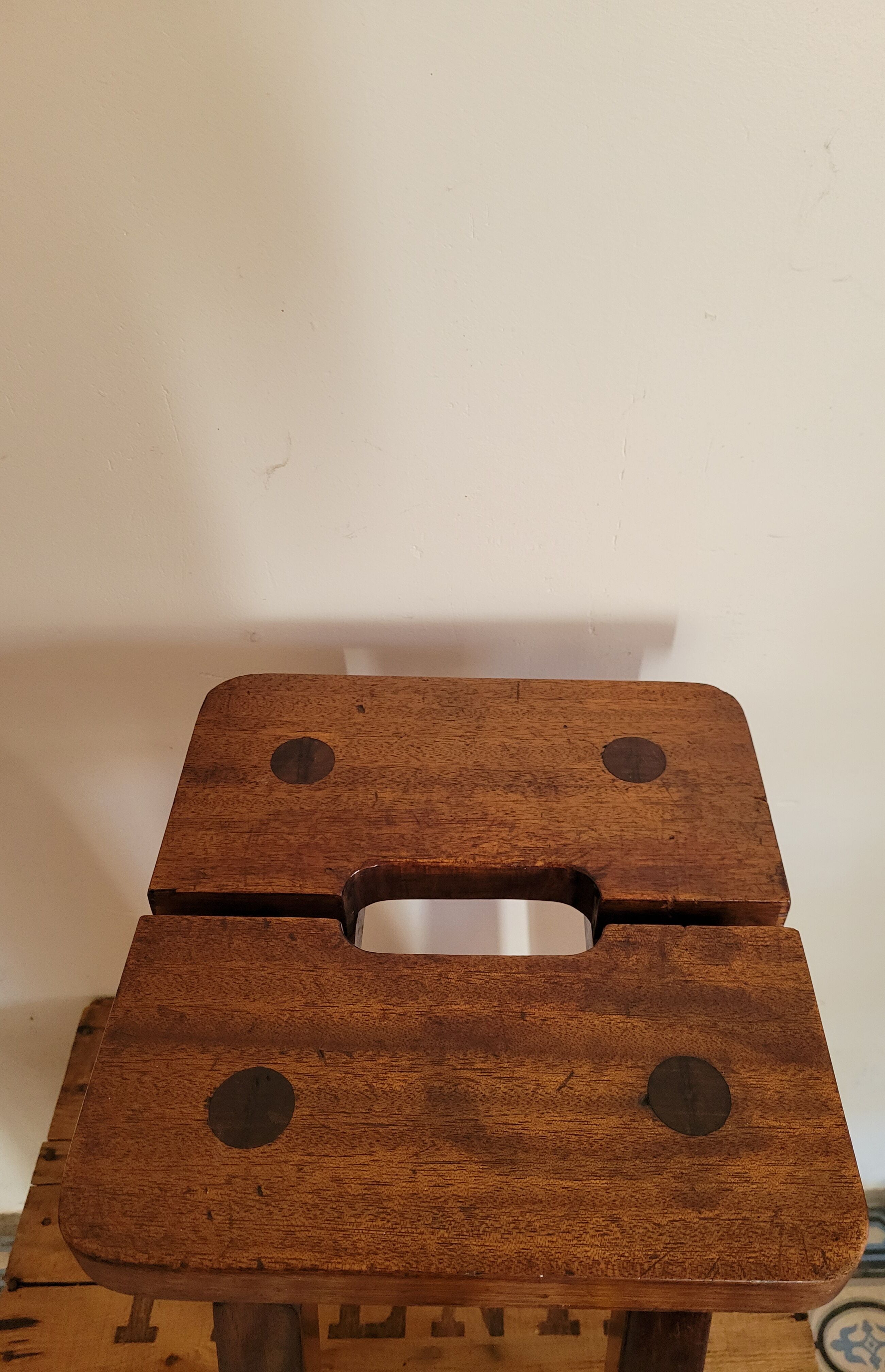 Tabouret brutaliste en bois