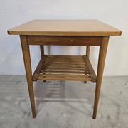 Table basse en bois des années 70 avec étagère à lattes.